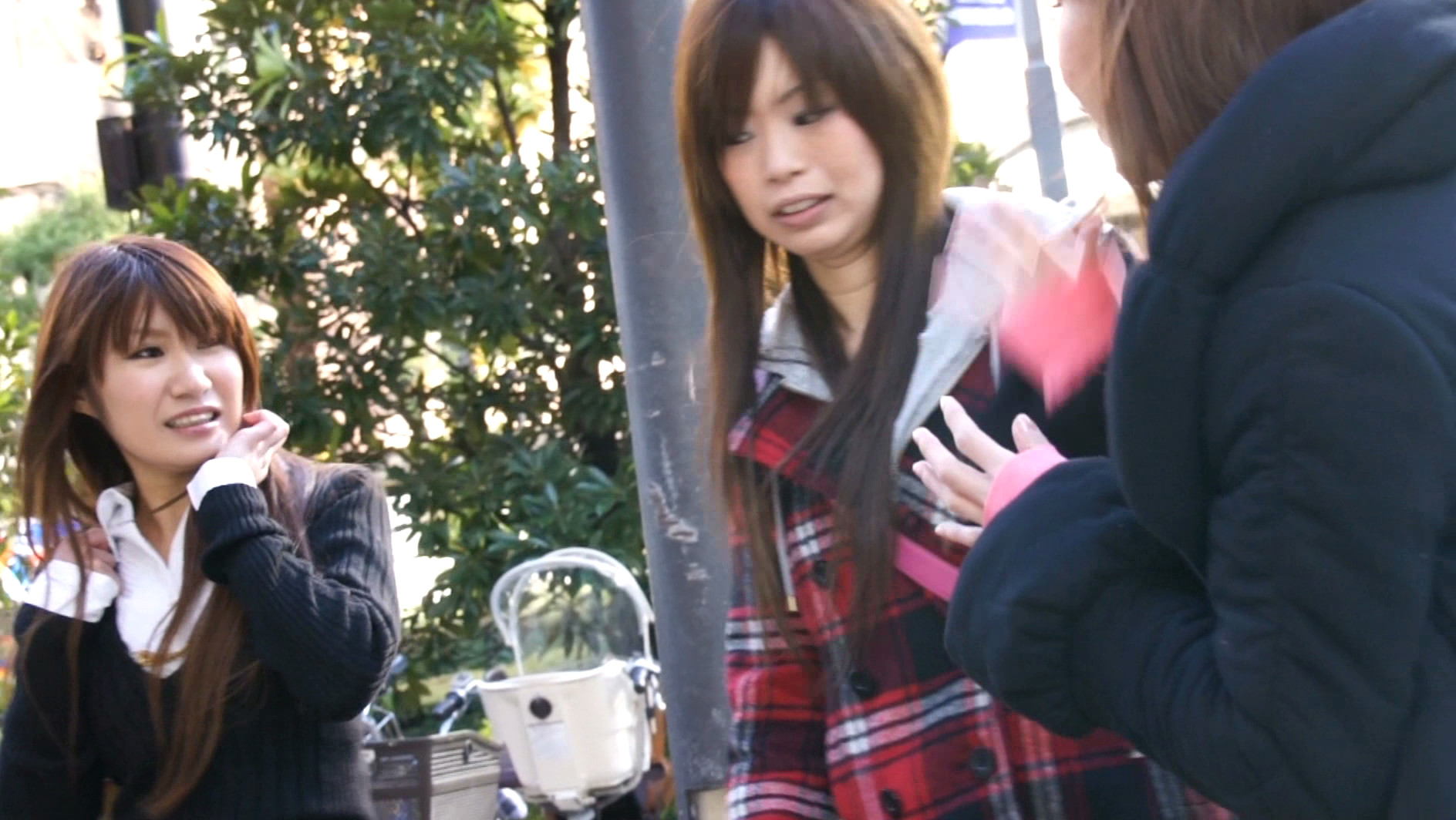 マジ友の前で羞恥5 街頭で女の子2人組をナンパして友達の前で淫らな行為をさせる 画像2