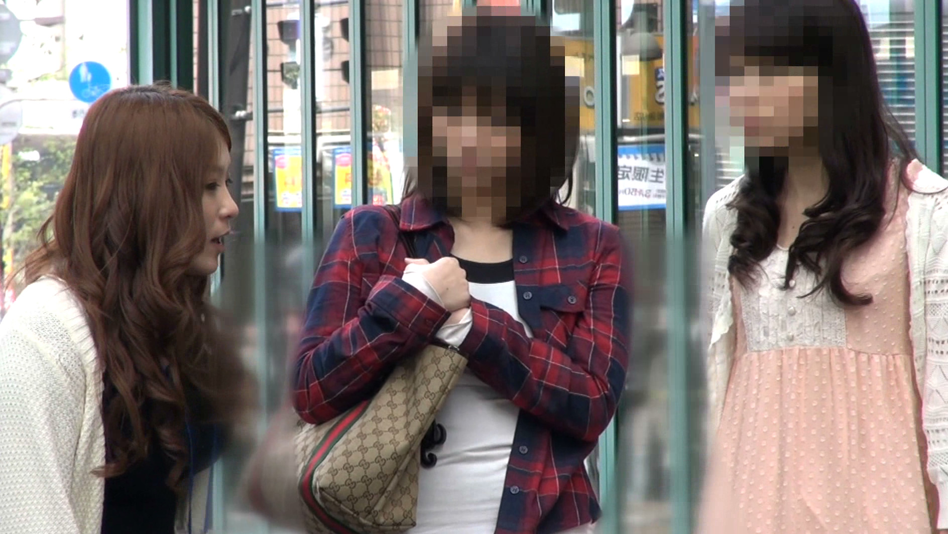 マジ友の前で羞恥6 街頭で女の子2人組をナンパして友達の前で淫らな行為をさせる イメージ1
