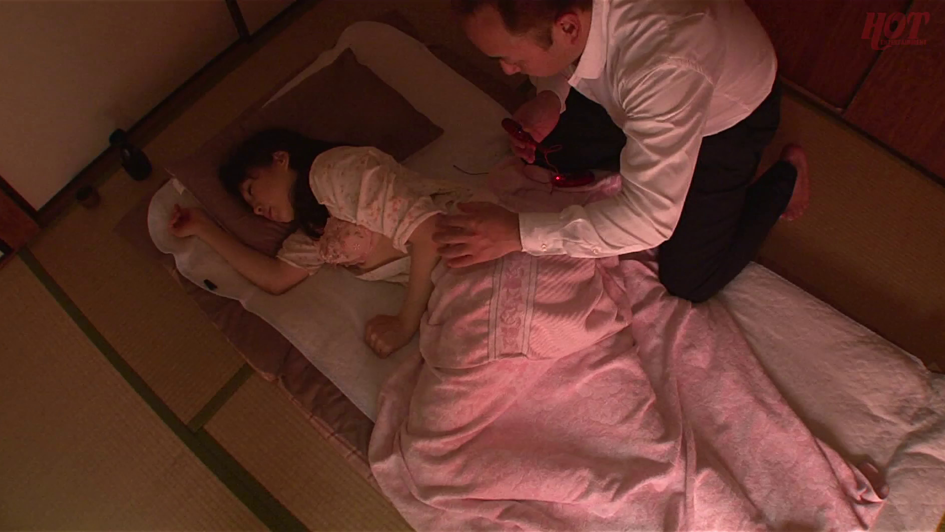 旅館や民宿で突然夜這いされた熟女 抵抗するも男のガチさに身体がHモード覚醒「せっかくなら楽しみたい・・」という割り切りお楽しみSEX 15名4時間 画像19