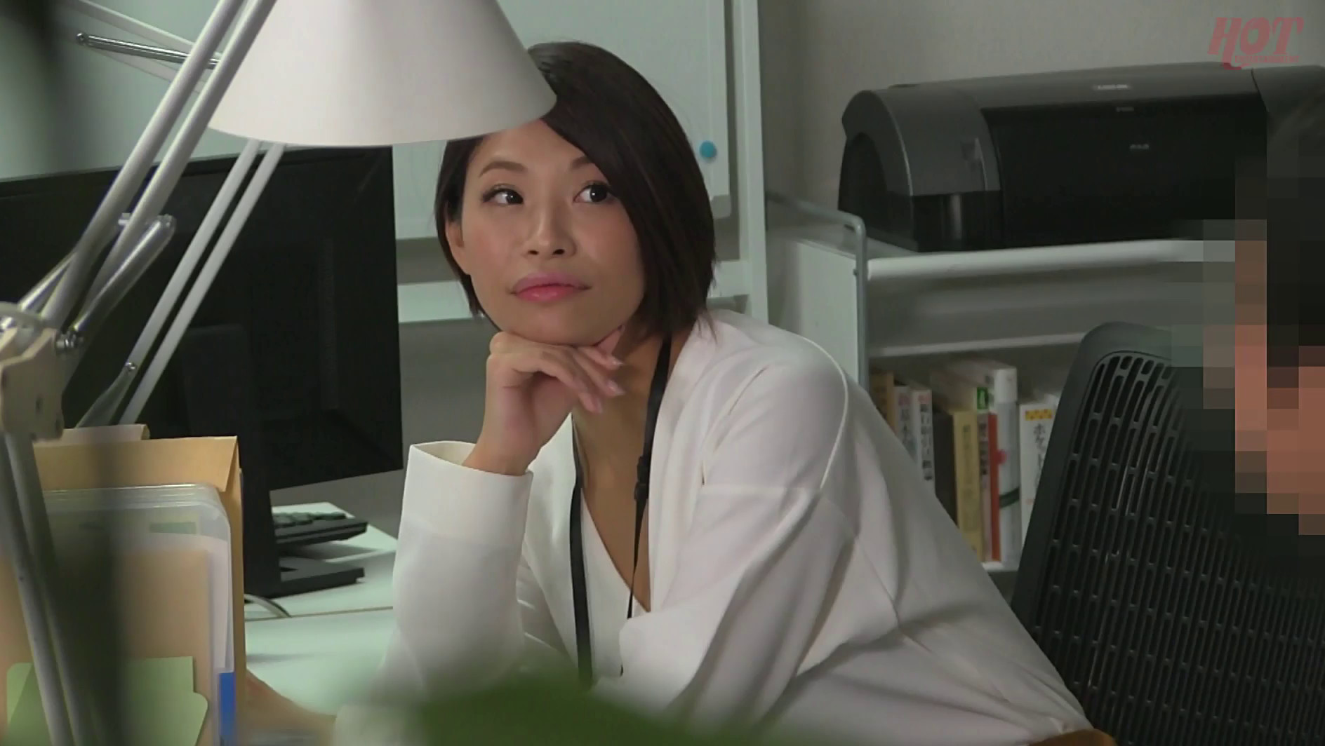 残業中2人っきりになるとヤリたくなっちゃう同僚熟女社員 むっちりエロ尻な年上女性とのオフィスSEXを覗く 画像1