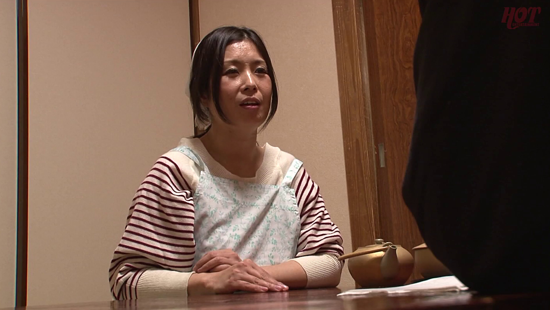 旅館や民宿、ホテルでも突然夜這いされた熟女 抵抗するも男のガチさに身体がHモード覚醒「せっかくなら楽しみたい・・」という割り切りお楽しみSEX 2 13名4時間 画像1