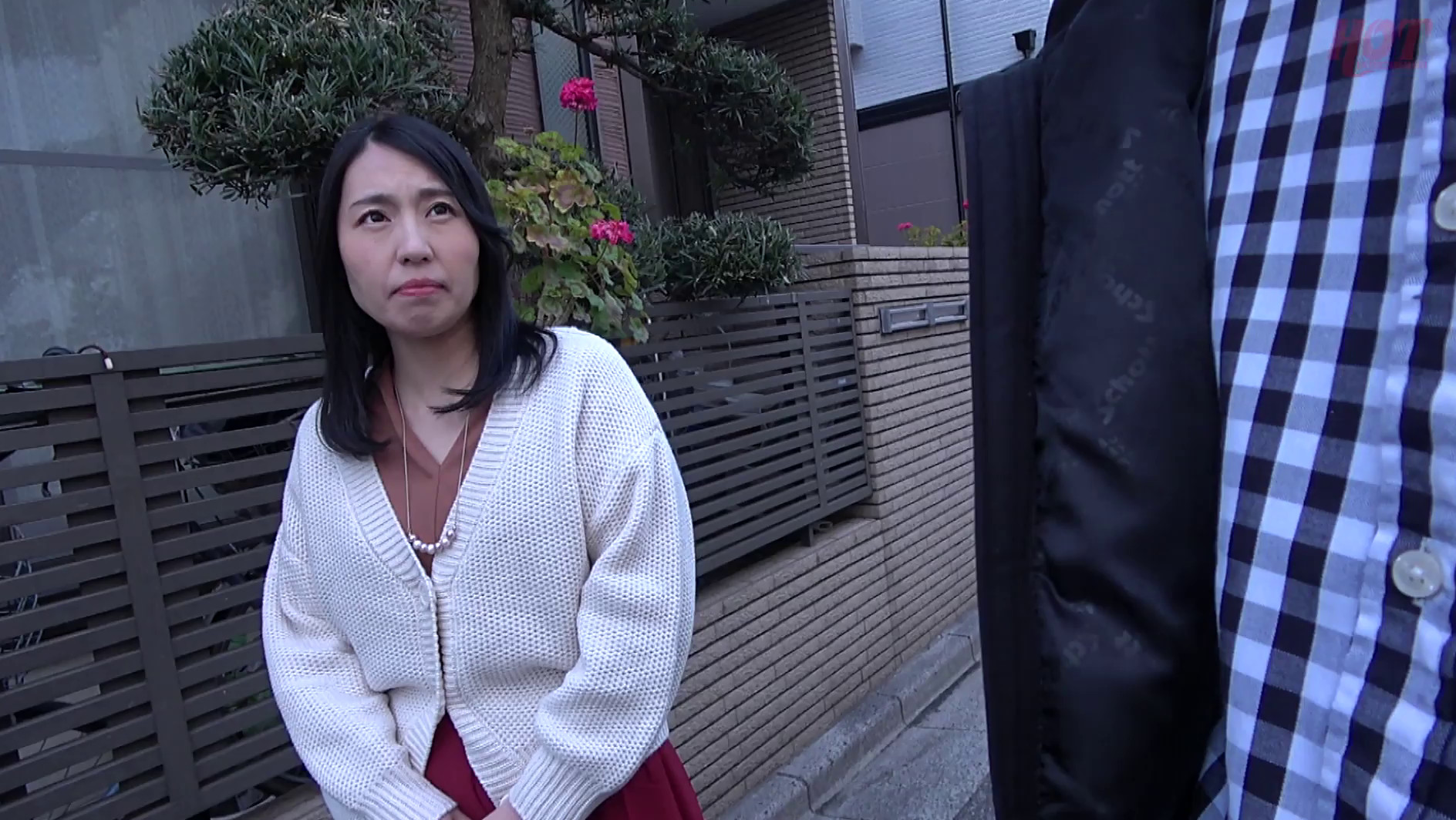 熟女のご自宅訪問 「おじゃましまーす!」夫の居ぬ間に自宅寝室で不倫性交 画像1