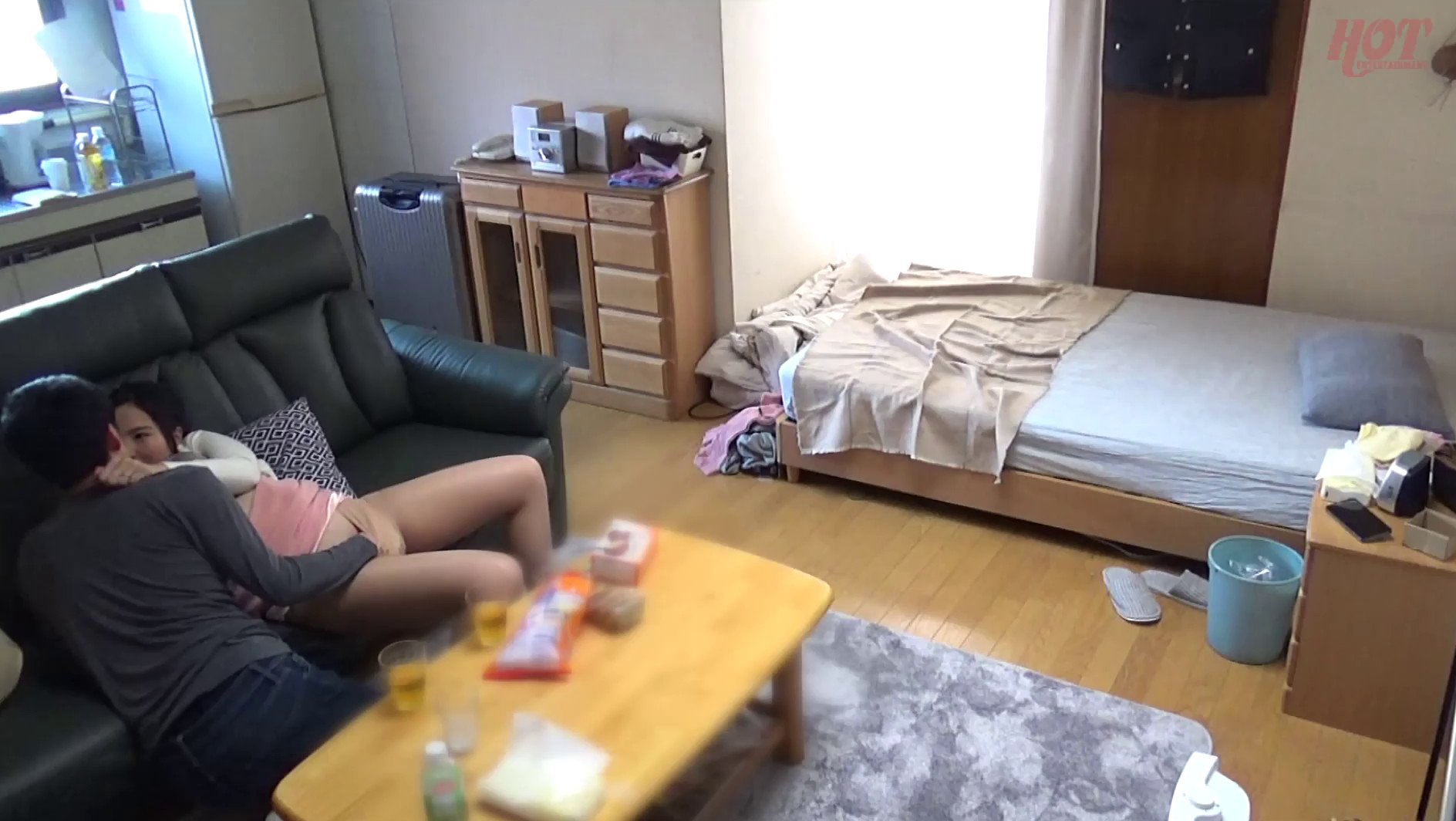 ご近所の人妻を自宅に連れ込んで鬼イカセ盗撮 旦那が留守の間に押し倒し惚れさせてセフレ堕ち 画像2