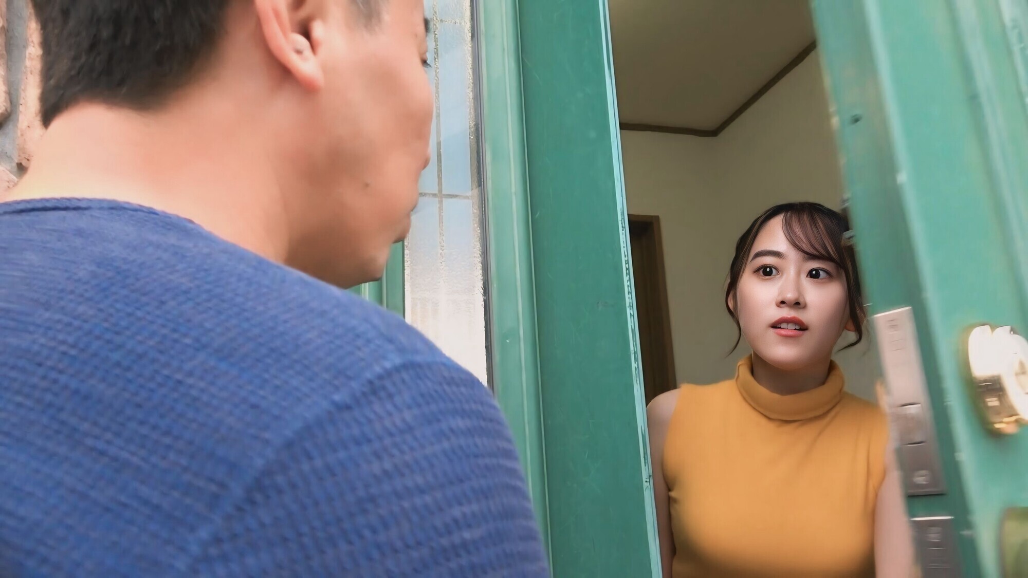 人妻自宅訪問!?声我慢性交!!夫婦・家族の憩いの場が汚される!?背徳さを感じ濡れてしまい間男の中出しまでも受けいれる人妻たち。 Vol.02 画像1