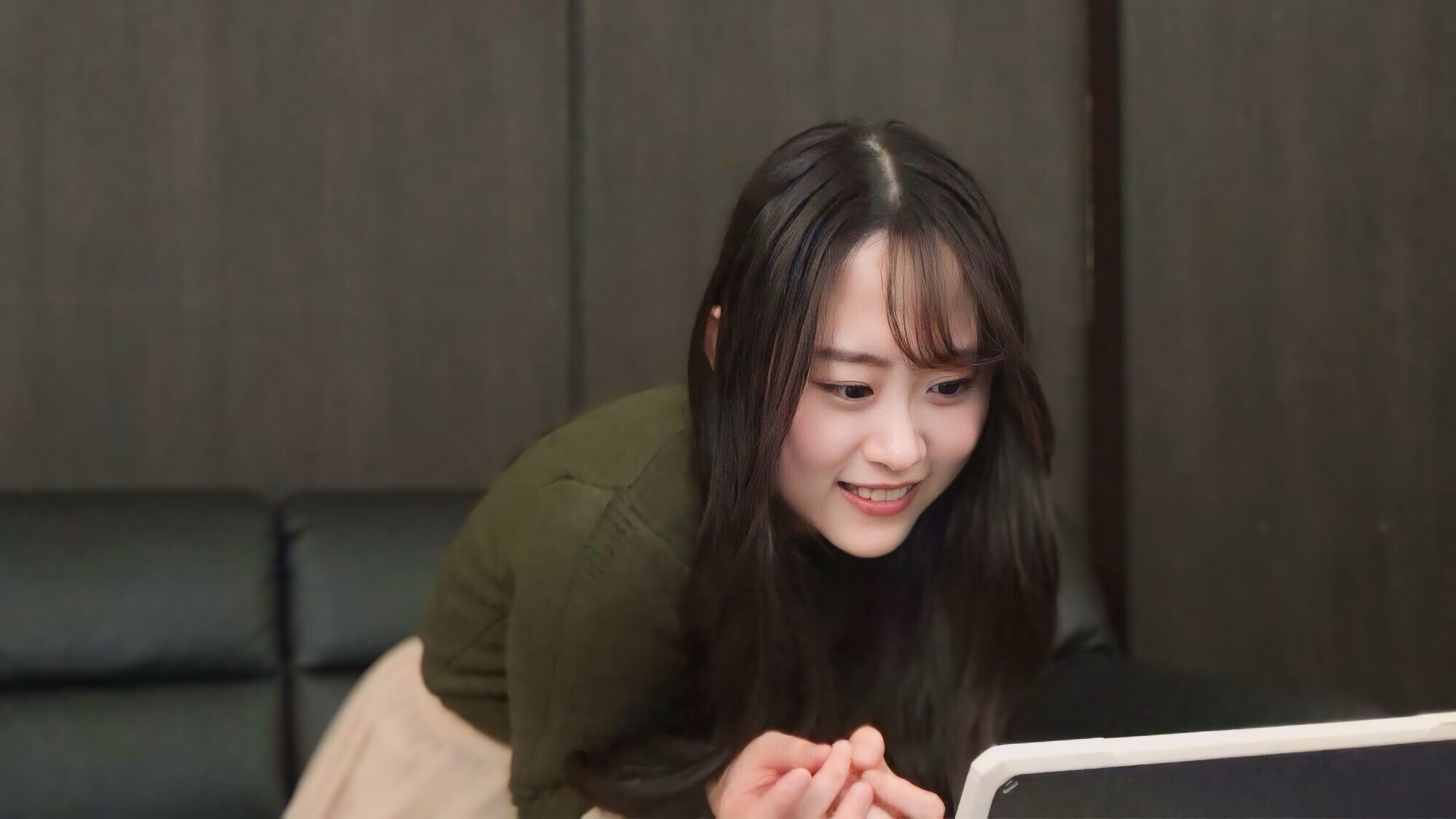 街角調査！AV動画を鑑賞させた欲求不満な人妻は必ずヤレる！ すでにオマ〇コはビチョ濡れ欲情決壊！？「この動画と同じことしてみたいです･･･」COMPLETE BEST 画像2