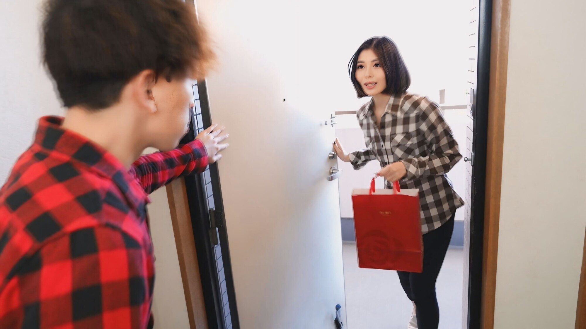 「私・・・ずっとさみしくて・・・。息子が登校してる間だけ・・・オンナに戻りたいの」性欲を持て余すシングルマザーに性欲処理されるボク いのりさん 27歳 画像3