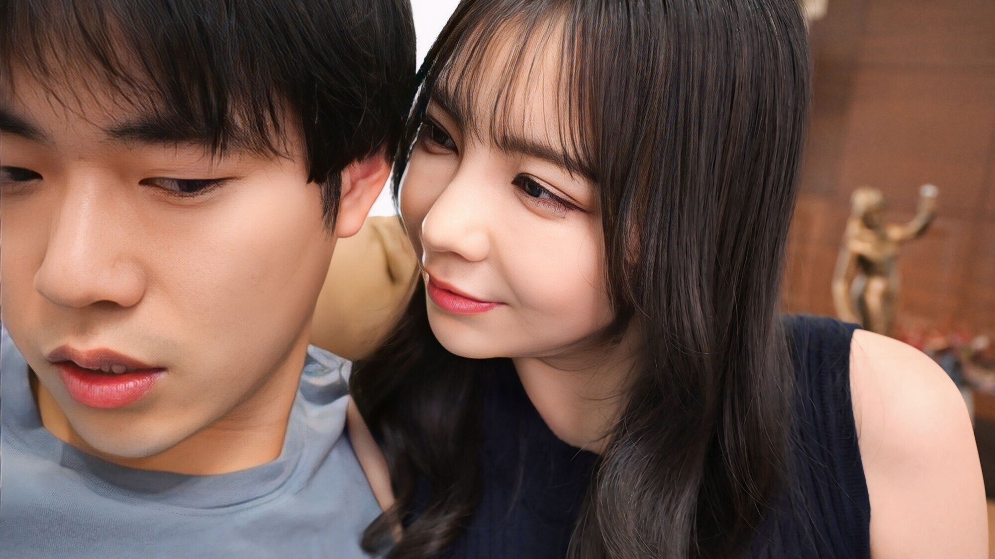 可愛いけどマグロで全然感じない僕の彼女･･･その母親は全身が性感帯の絶倫女性 何もしてくれない娘に不満を抱える俺に「女はね、感じさせてこそ感じるの」と全身で教えてくれた ？絡みつく舌、離れない腰、ずっと中で求められた夜？ 吉澤友貴