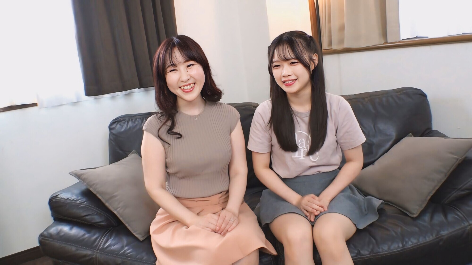 親友みたいな仲良し母娘ナンパ 巧みな言葉に口説かれ性的欲望に負けた母親とそれを見て興奮してしまう娘との極上親子丼！ 完全撮り下ろし3P中出し