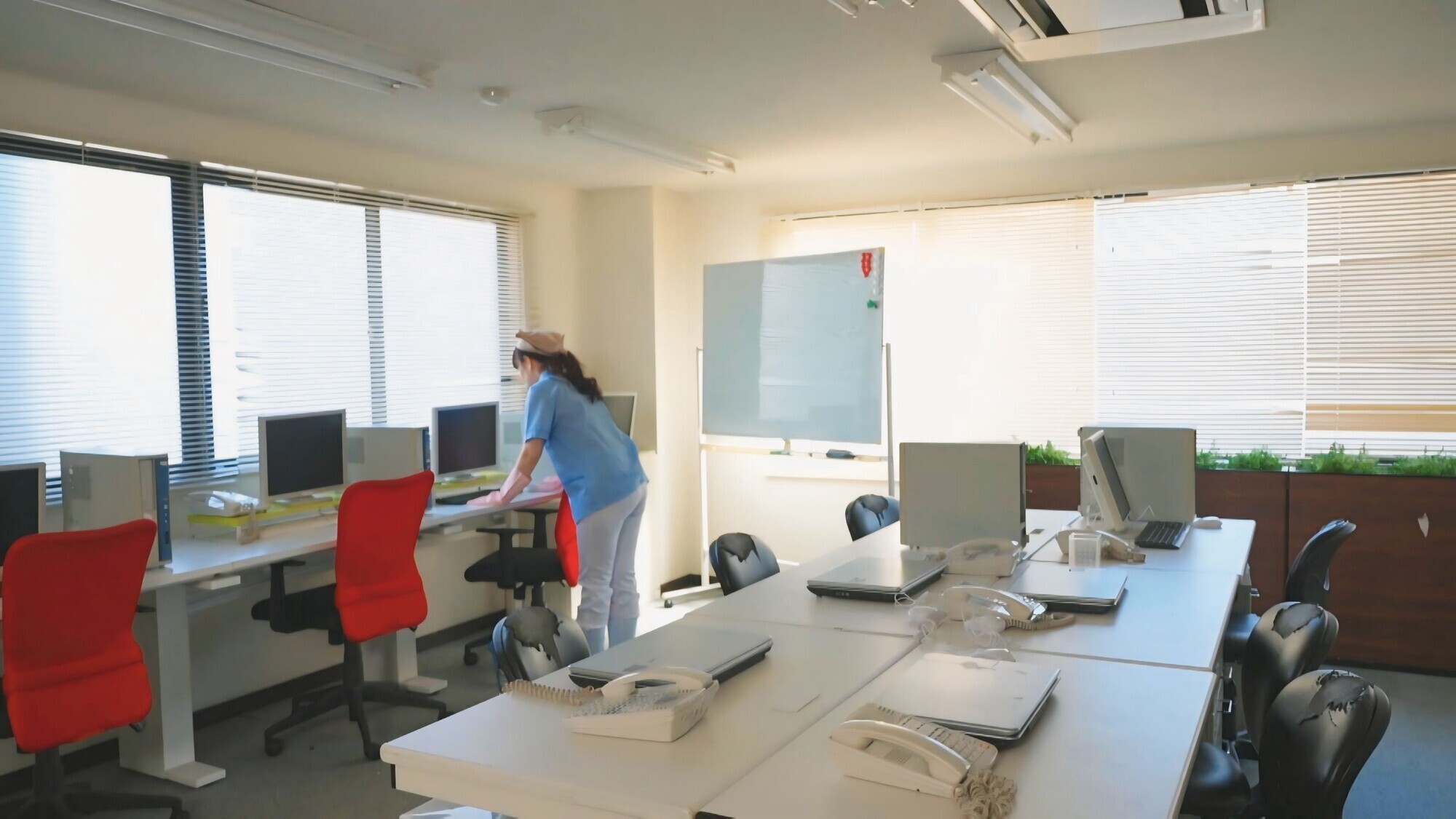 業務中にオナニーをしてしまうイケナイ熟女清掃員たち 清掃員4名