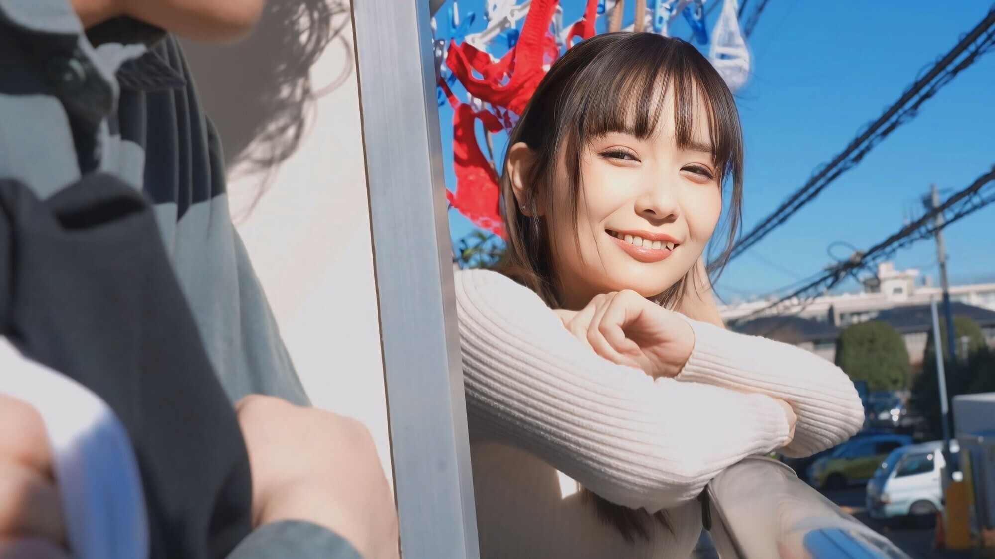 いつも綺麗で可愛い隣の若妻は昼間は天使、夜は淫乱！壁の向こうから聞こえる喘ぎ声に勃起しまくる僕、ある日思いを伝えたら旦那が出張中はいつも僕の部屋でSEXしまくった！ 笹倉杏 画像13