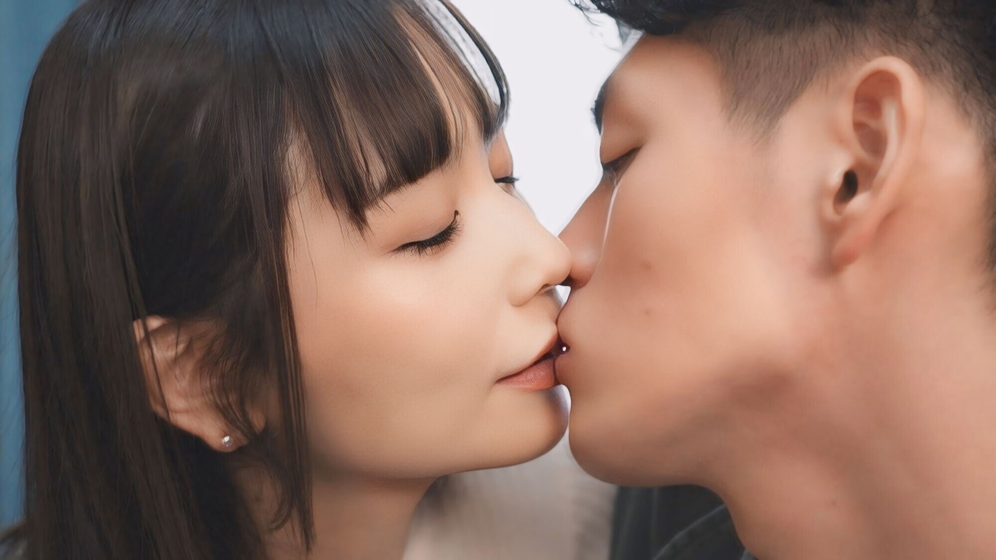 いつも綺麗で可愛い隣の若妻は昼間は天使、夜は淫乱！壁の向こうから聞こえる喘ぎ声に勃起しまくる僕、ある日思いを伝えたら旦那が出張中はいつも僕の部屋でSEXしまくった！ 笹倉杏 画像14