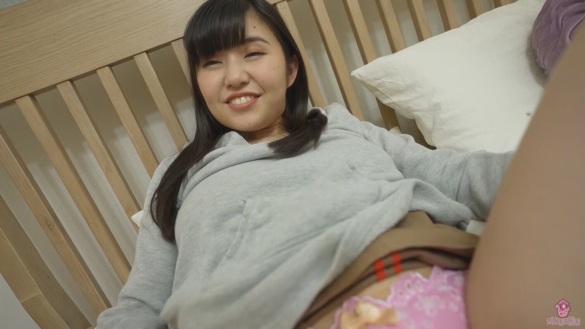 素人爆乳娘がAV男優との初エッチで感じ過ぎて本気アクメ! 画像4