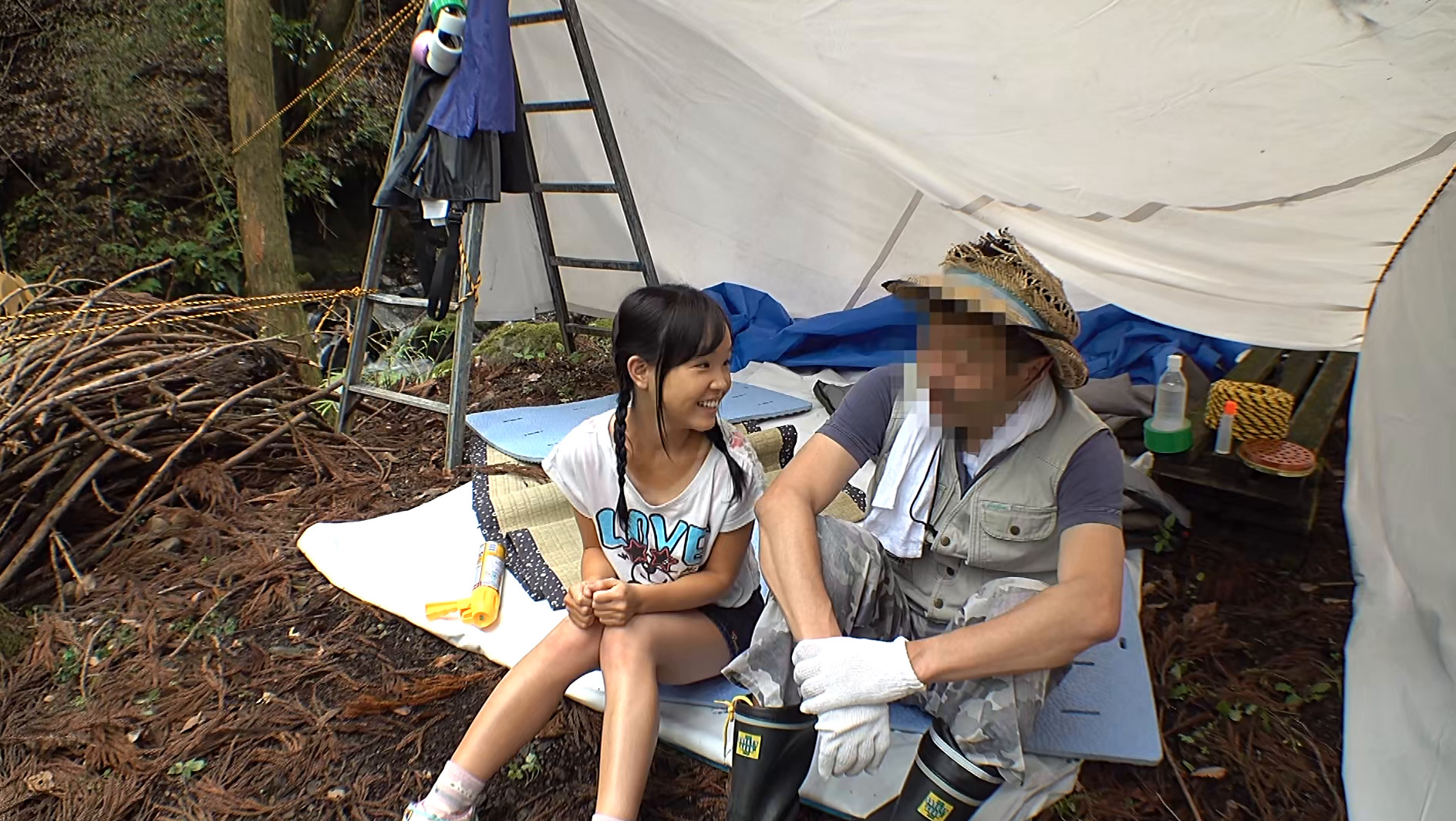 夏休みキャンプ場管理人による日焼け美少女野外わいせつ映像