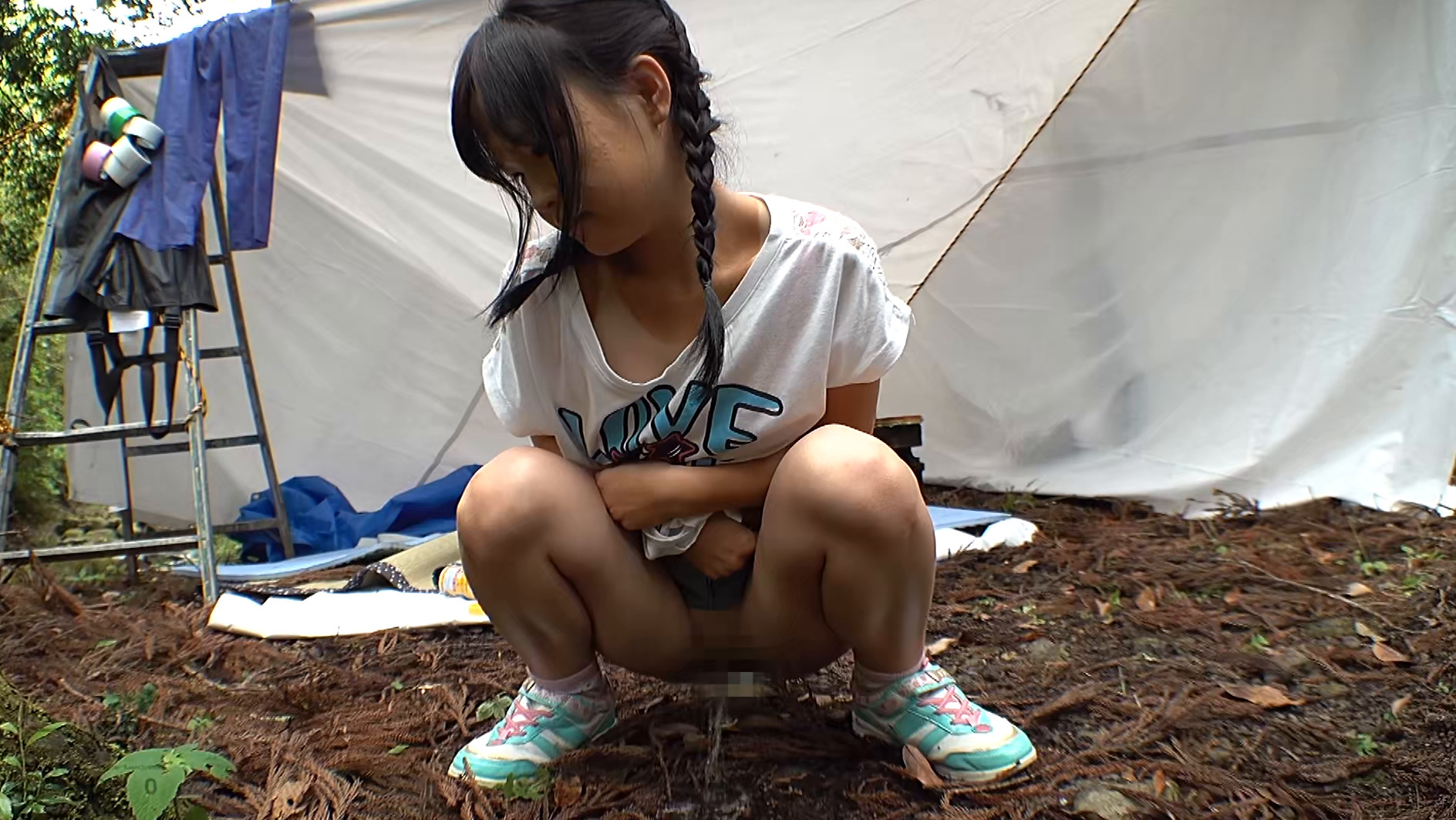 夏休みキャンプ場管理人による日焼け美少女野外わいせつ映像