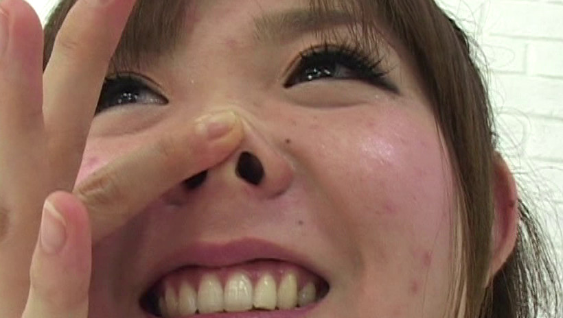 女の鼻クソほじり 画像2