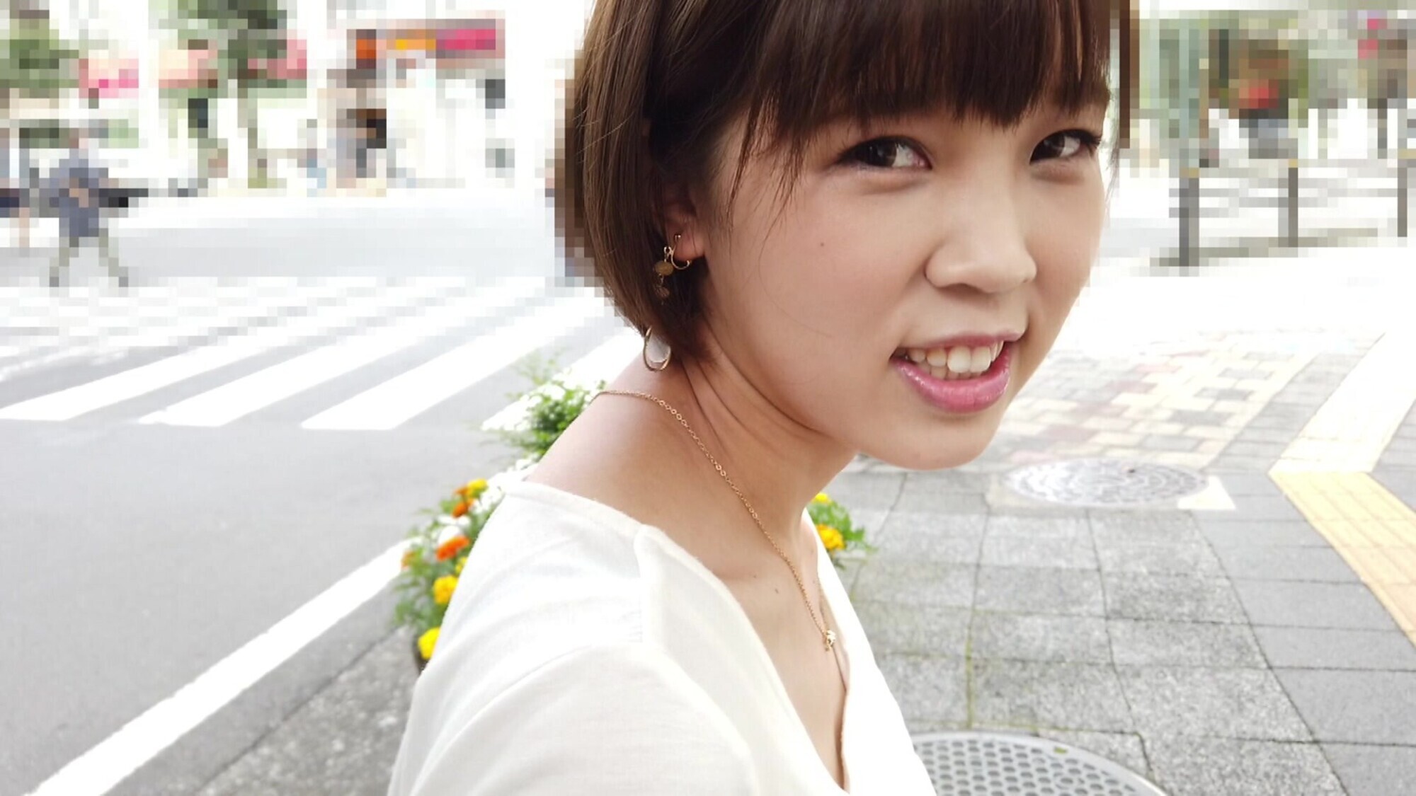 令和のセンズリ交渉ナンパ 5 開店前のショップで時間を持て余していたショートカットの可愛らしい女性に「センズリ見ませんか?」と声かけたらドン引きしつつも交渉成功!ホテルでセンズリ鑑賞会を開いて勢いでSEX交渉もGET!しっかりとハメ撮りしてきましたw 画像1