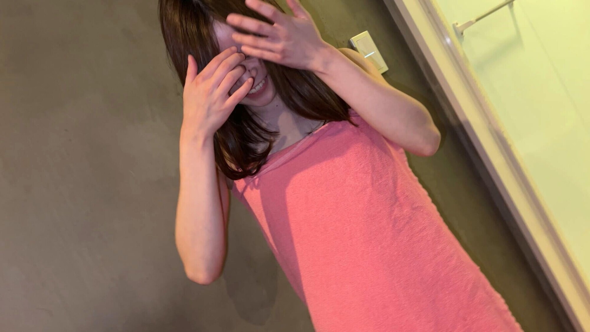 【個人撮影】垢抜け無いスレンダー系美女と鏡張りのレンタルルームでP活_生チンのおねだりに中出し対応 画像3