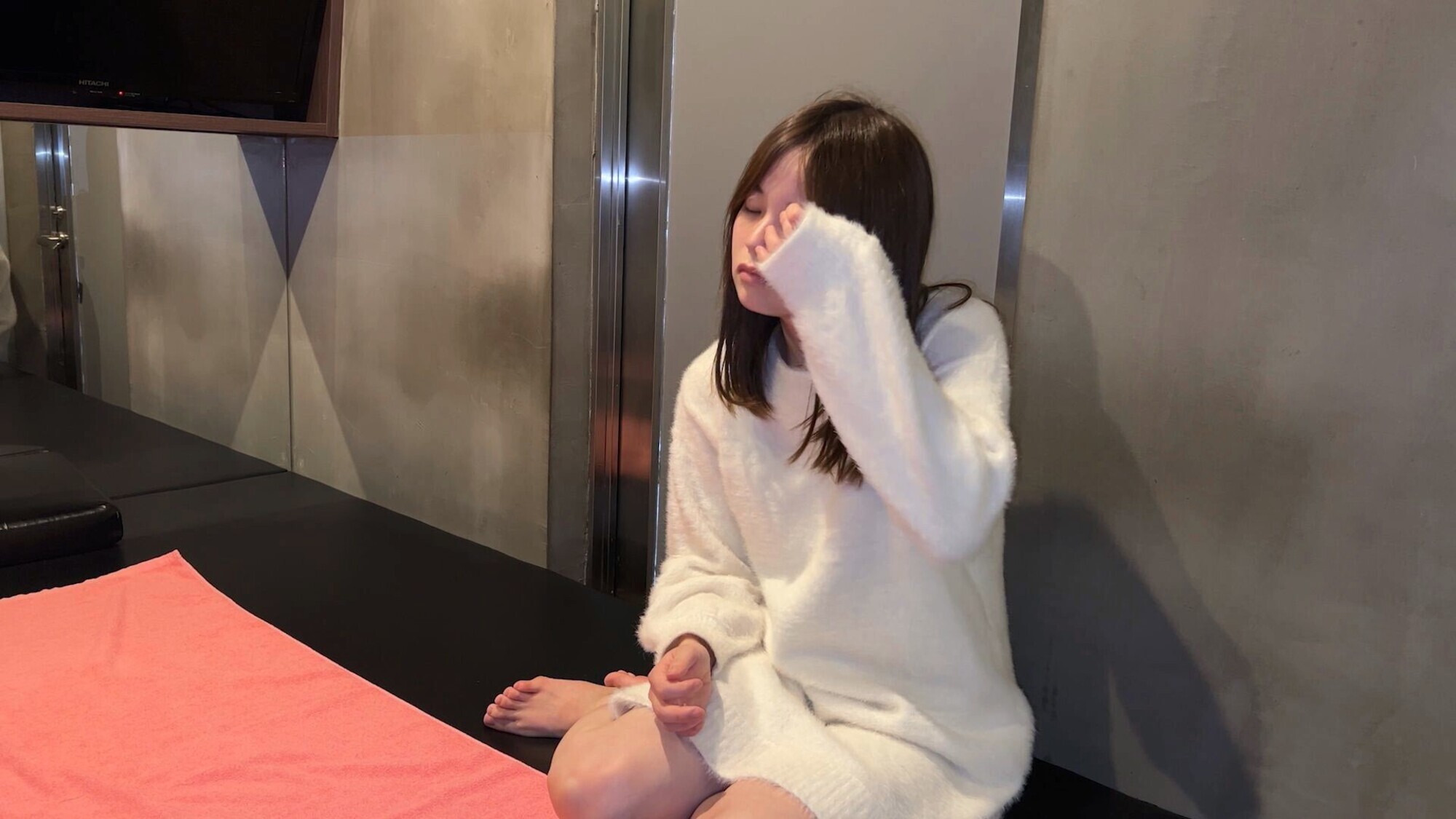 【個人撮影】垢抜け無いスレンダー系美女と鏡張りのレンタルルームでP活_生チンのおねだりに中出し対応 画像4