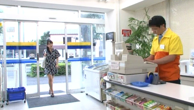 パートするコンビニでエロ本を盗んでしまった人妻は拒めない 画像2
