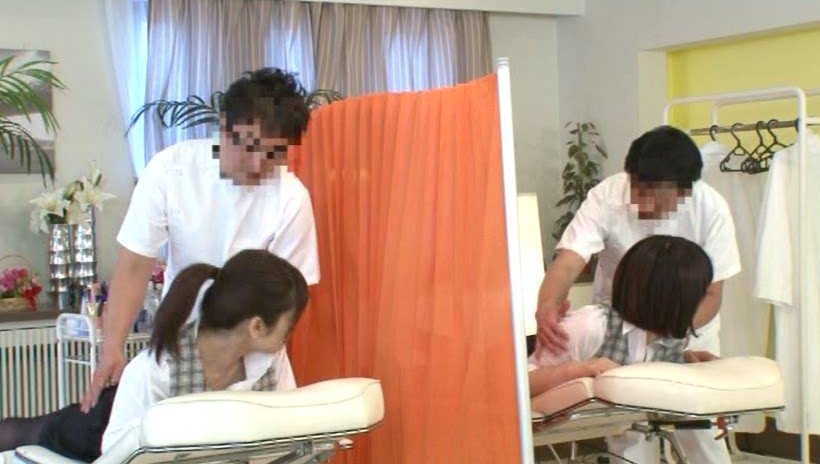 「お友達と2人で来たら半額!」につられてやって来たOL 2人一緒に性感オイルエステ 画像21