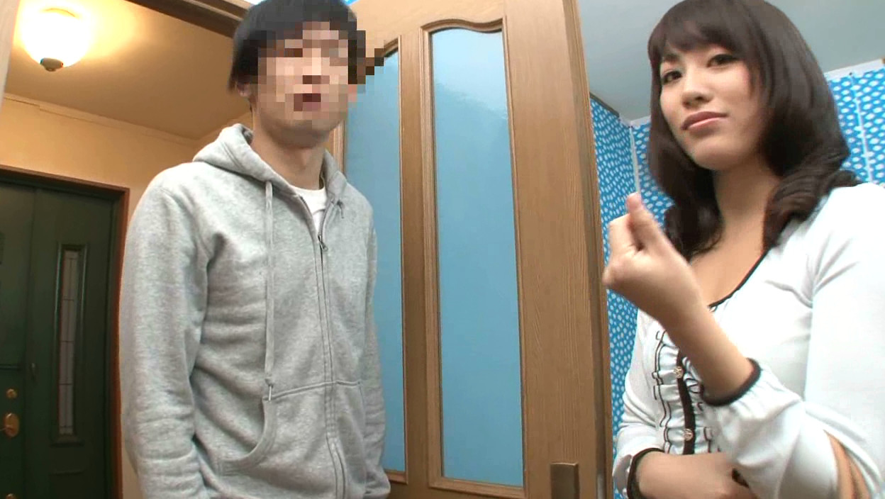 生まれてからずっと彼女が出来ない童貞息子が心配なお母さん！素股指導をして息子に必要な女性に対する免疫をつけてあげませんか？ 画像1