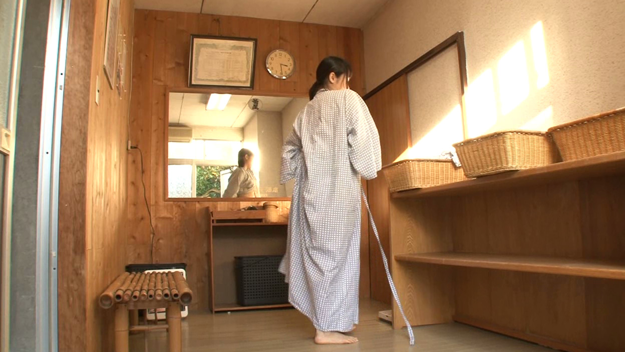顔出し素人娘が混浴露天風呂で初めてのヌルヌル泡泡ち○ぽ洗い体験 画像19