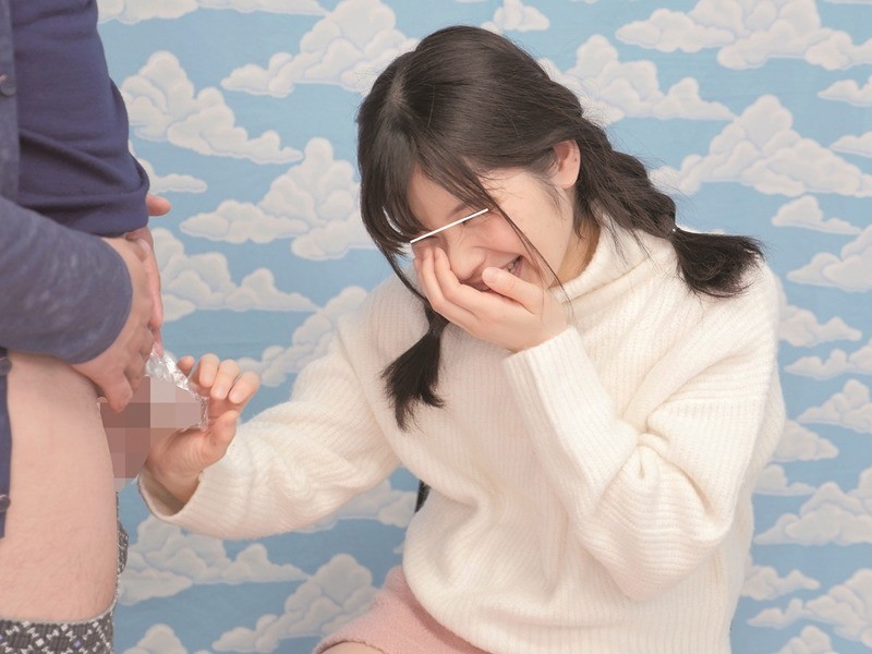 ラップ1枚被せて友達と素股してくれませんか?と偽り溶けるラップを仕込んでウブなお嬢さんに生ハメ、中出しさせちゃいました! 画像2
