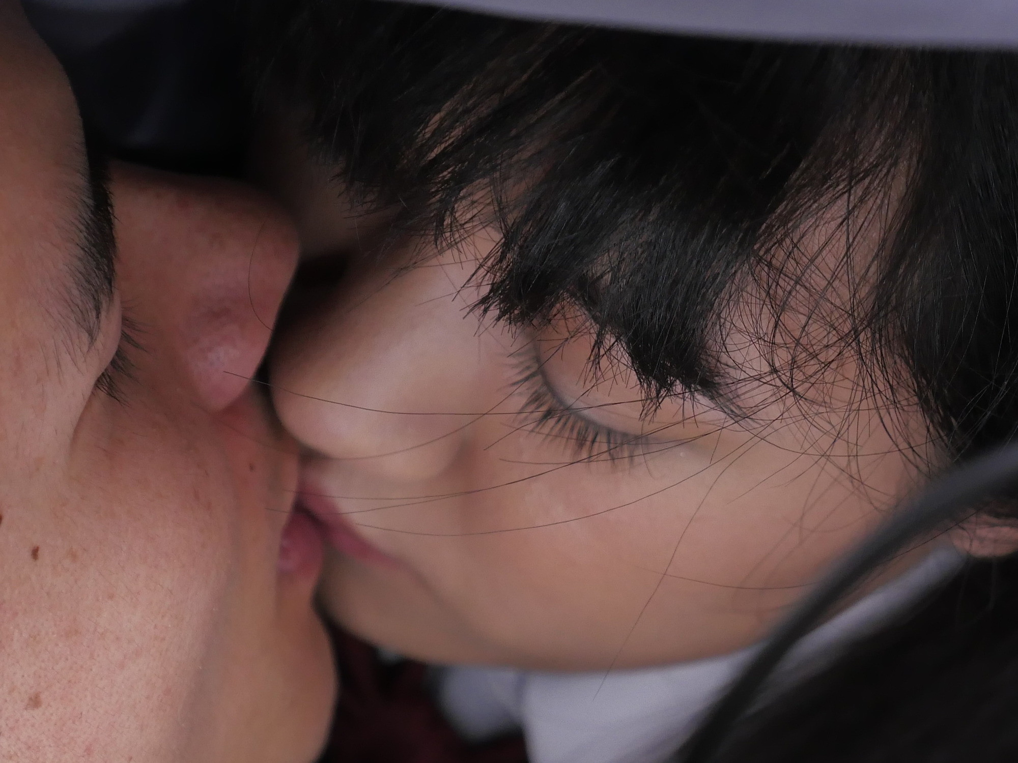 同級生とネットリ舌を絡める濃密べちょべちょキス！！