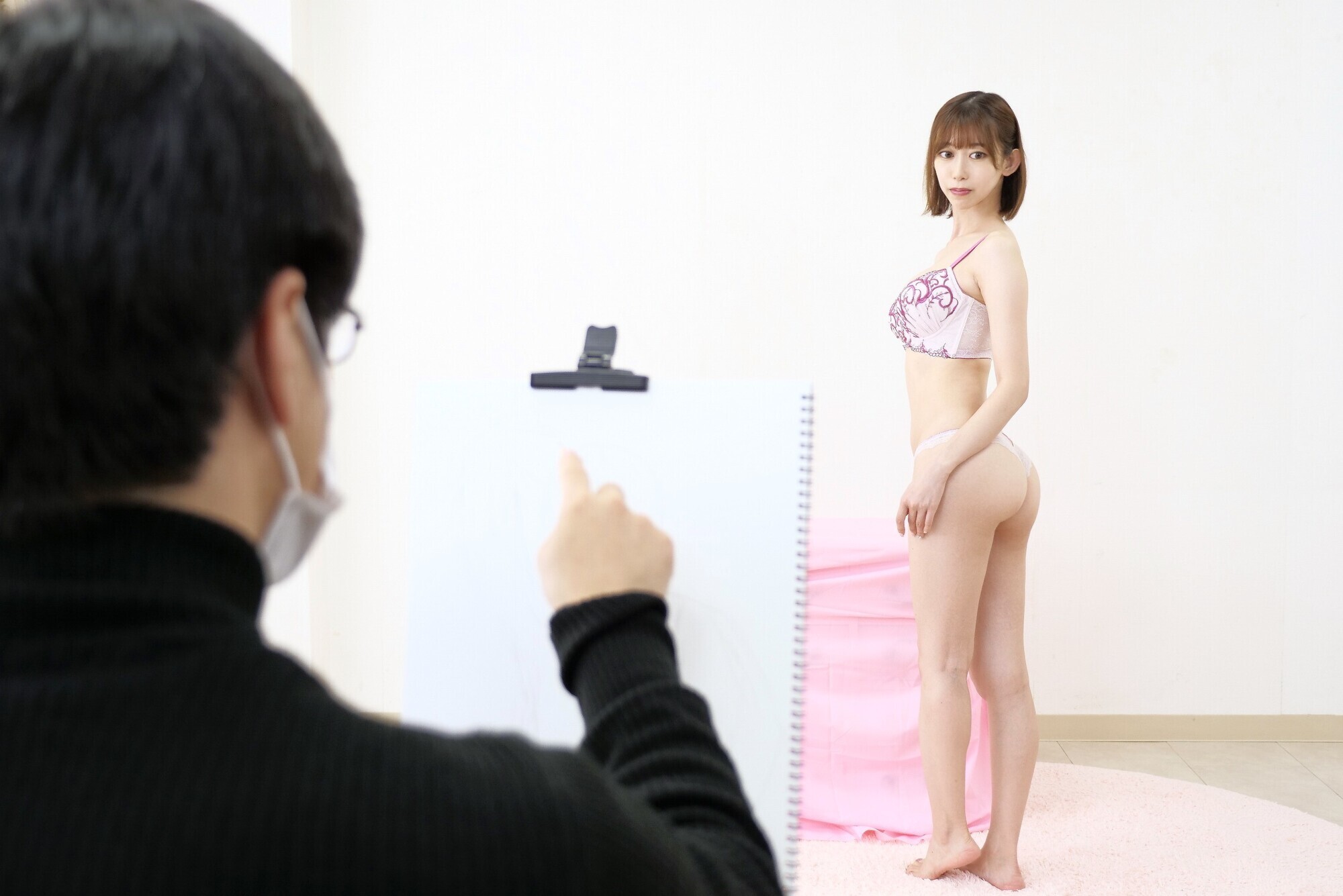 素人女子大生が高額バイト代につられてヌードデッサンモデルに!マ〇コのビラビラまで丁寧に描かれる視姦の羞恥にマ〇コはグッショリ!生で挿入されてイキまくり! すみれちゃん 画像1