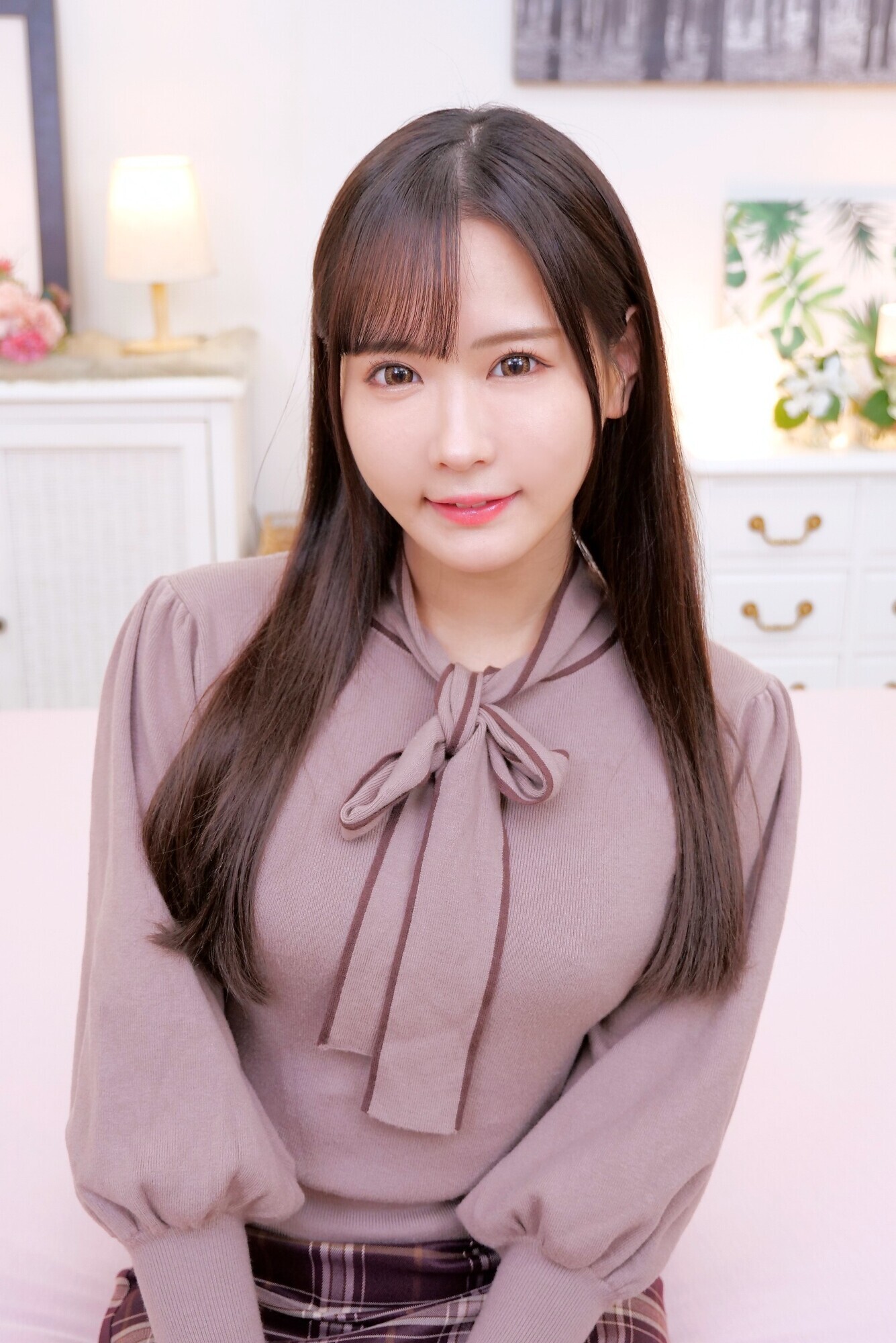 超かわいい素人女子大生がチャレンジ! 童貞君の精子を15ml射精できれば100万円! 照れながらも童貞チ〇ポをヌキヌキしているうちに赤面発情!まさかの生ハメ筆おろし! なるみちゃん 画像1
