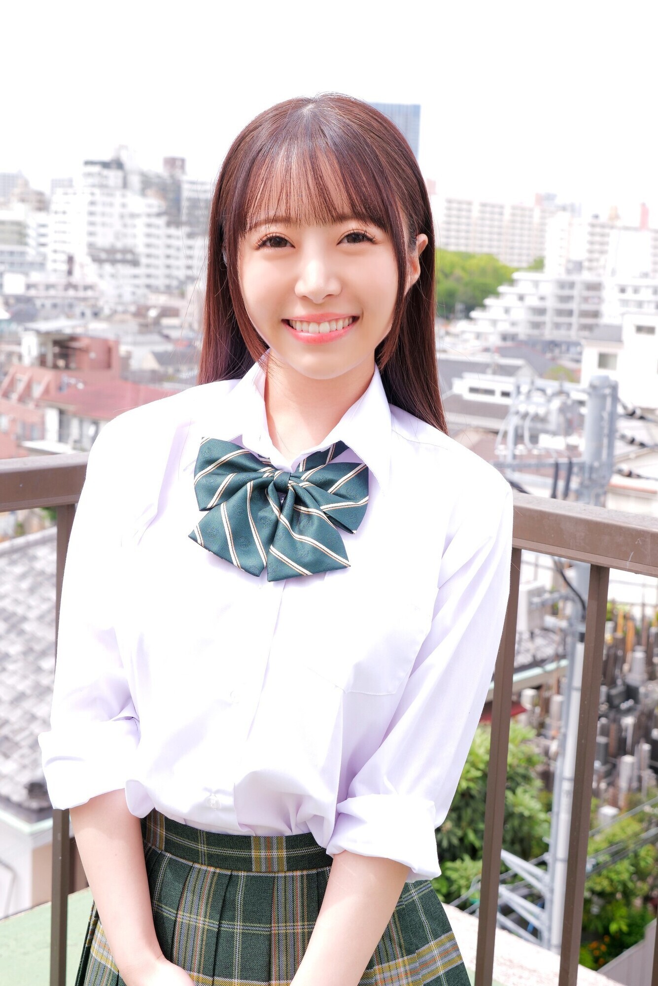 素人女子校生の皆さん！開放的な青空の下で超濃厚なベロチュウしてもらえませんか？ 舌を絡ませるキスで脳がトロけて高まっちゃって！？ キスしながら生々しい中出しセックス！ 深月めい