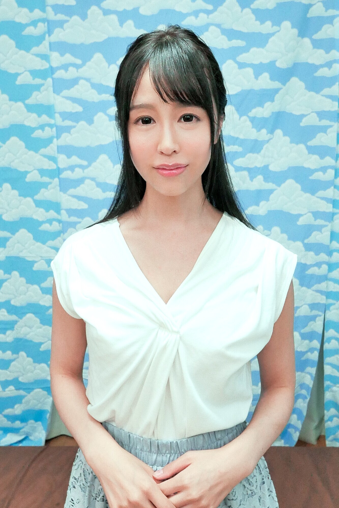 素人ナンパ 普段は受け身で包容力がある巨乳お姉さんが優しくリードする痴女プレイに挑戦!初めての乳首責め!初めての童貞筆おろし! 宝生リリー 画像1
