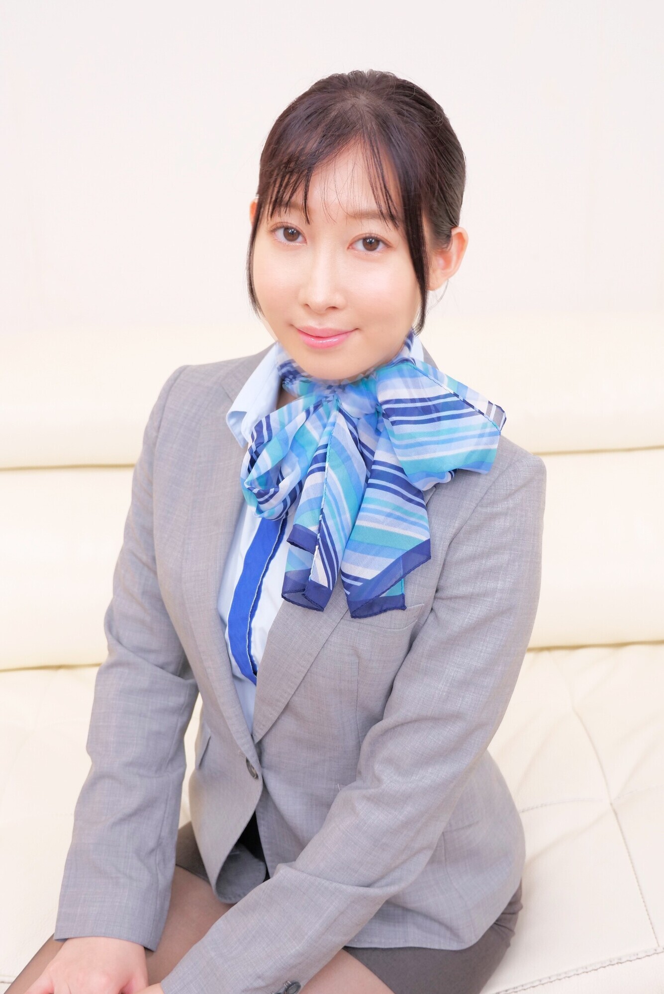 航空会社勤務の現職キャビンアテンダントさん！女性経験無しのシャイな童貞の悩みを解決してもらえませんか？ フル勃起した童貞チ◯ポにフライト帰りでムラムラしてるCAさんが赤面発情！？ みずきさん