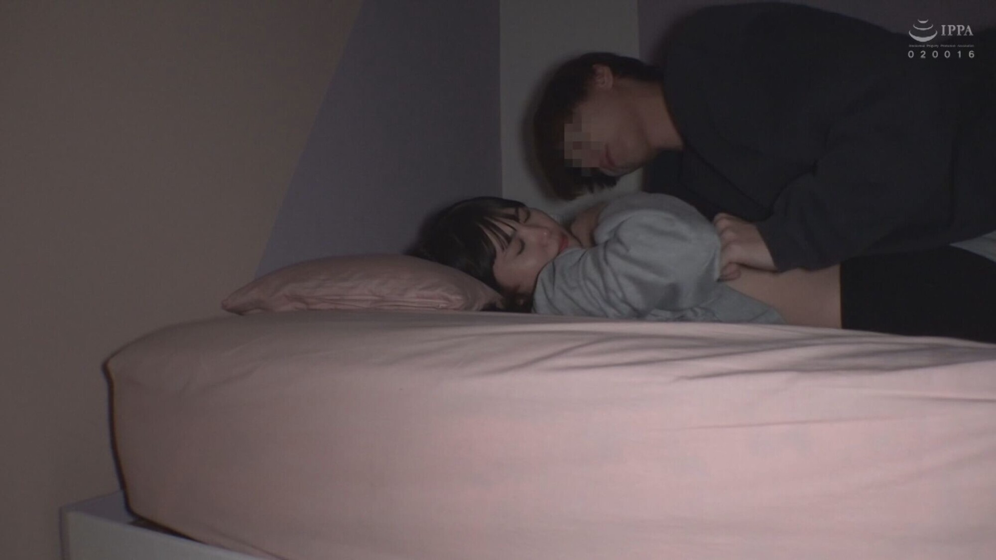 先輩に目を付けられ夜な夜な性欲処理 後輩オマ〇コ借りて中出し発射&乳首舐めさせながら手コキ発射 1枚目