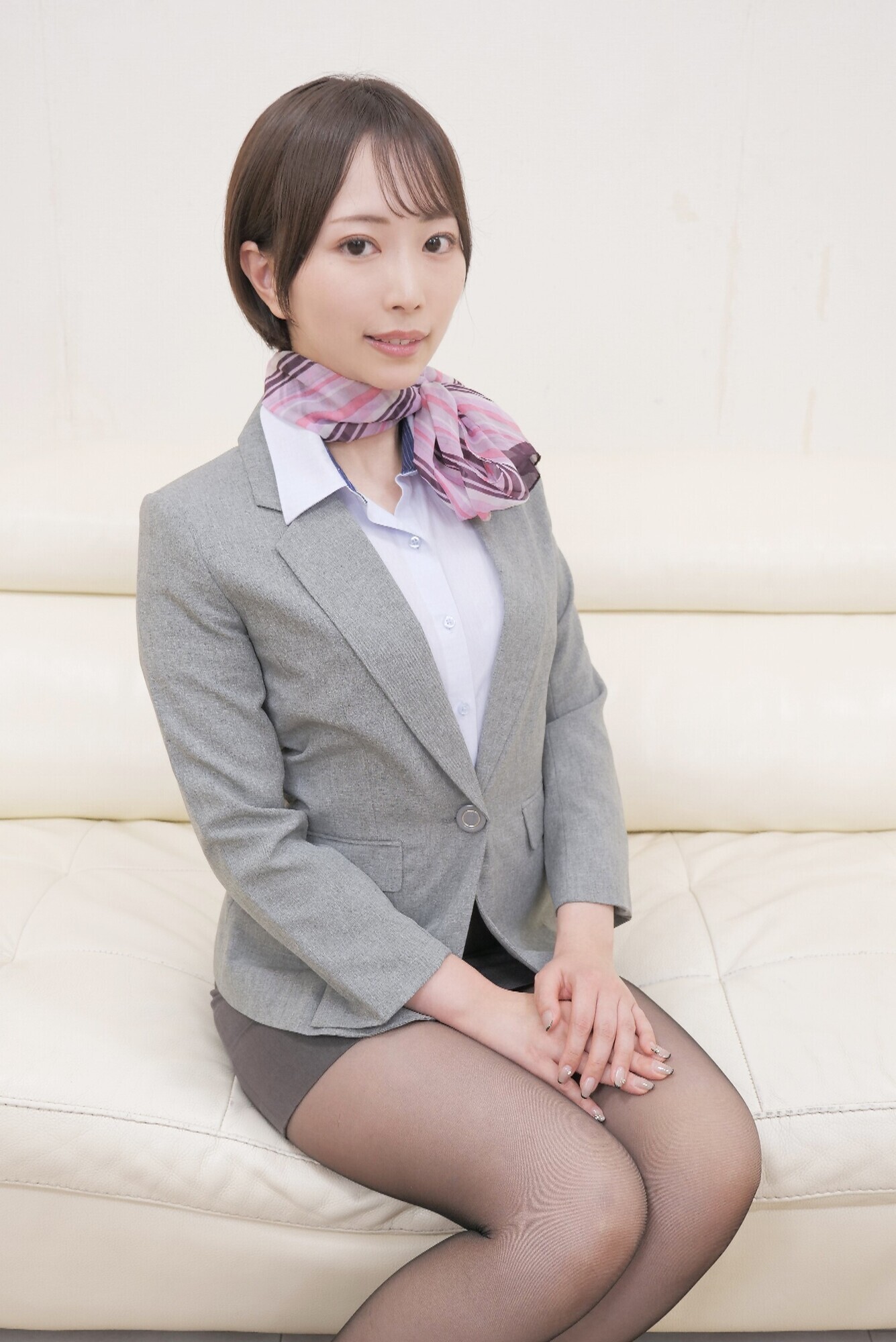 黒パンスト越しの童貞チ〇ポ3cm挿入!敏感なマ〇コを刺激されて 奥まで挿れて欲しくなっちゃってCAさんが生で筆おろし! ガニ股騎乗位で連続絶頂! 那賀崎ゆきね 画像1