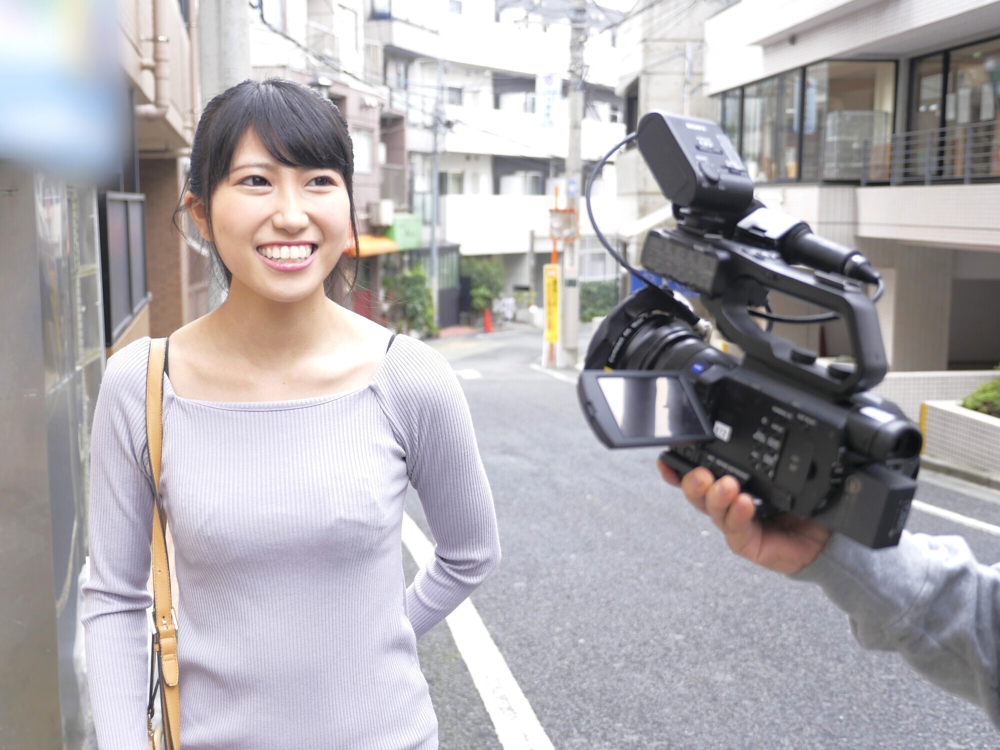 池袋で見つけた心優しい働くお姉さん 童貞くんのオナニーのお手伝いのつもりがセックス練習ってことで素股していてヌルっと入って筆おろし!? 楠セナ 1枚目