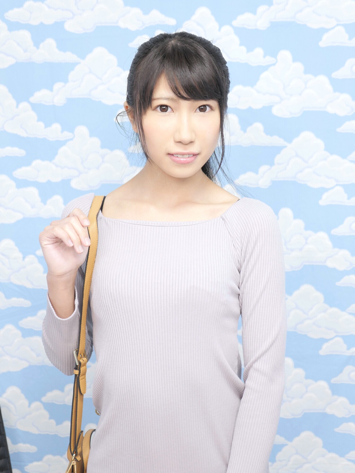 池袋で見つけた心優しい働くお姉さん 童貞くんのオナニーのお手伝いのつもりがセックス練習ってことで素股していてヌルっと入って筆おろし!? 楠セナ 2枚目