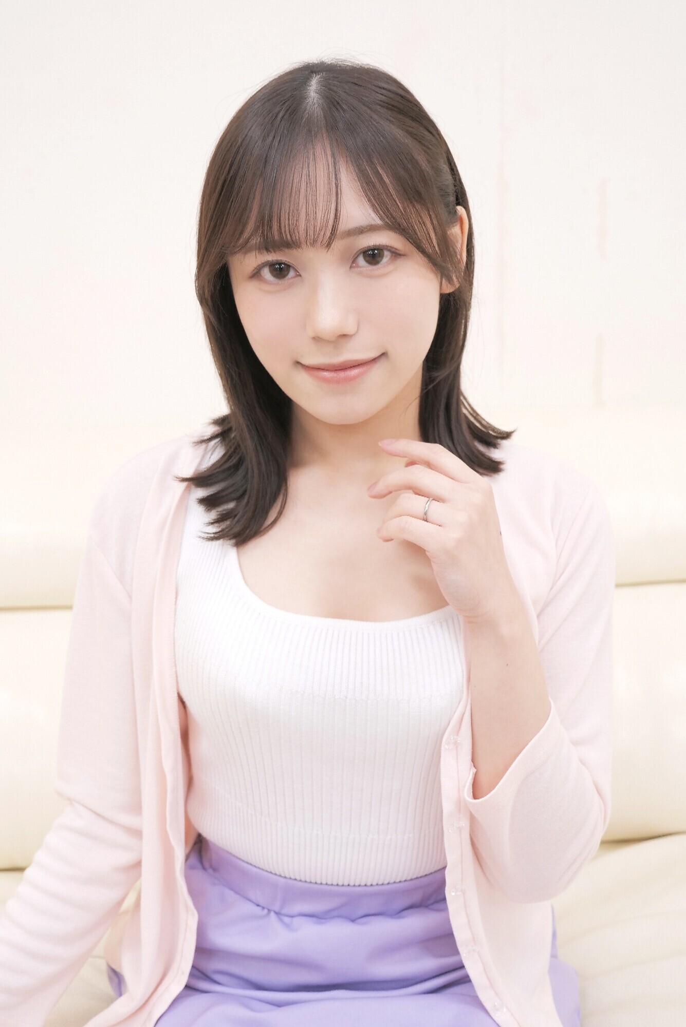 バブみある清楚な奥様が悩める男におっぱいちゅぱちゅぱ吸わせておチ○ポをよちよち甘やかし射精させる授乳手コキに挑戦!!母性溢れる授乳手コキでガチ勃起したおチ○ポをそのままヌルっと中出しセックス 小野寺舞 1枚目