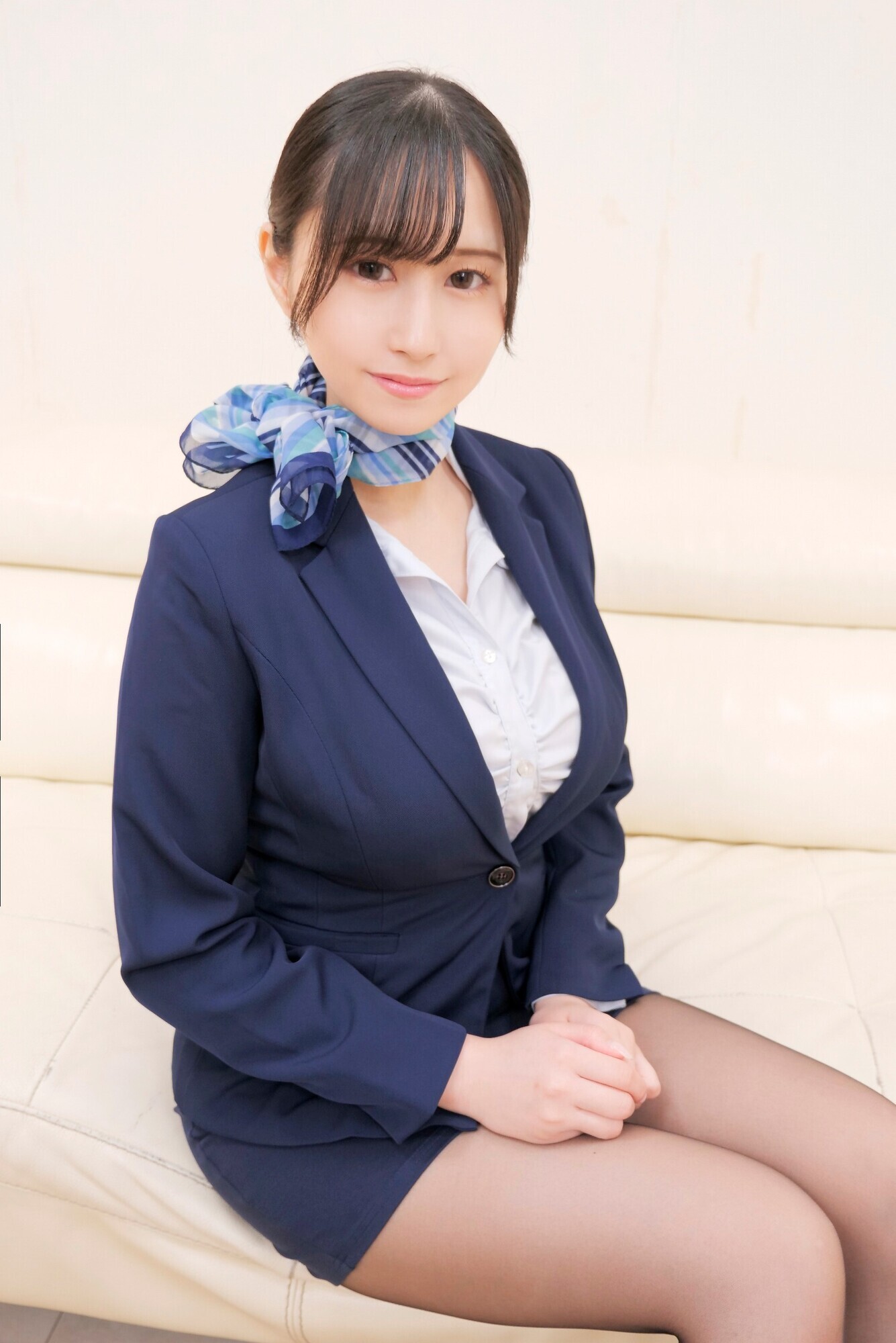 黒パンスト美脚CA限定！固定型リモコンローターONのまま黒パンスト足コキでイカせ対決 自分より先にイカせられたら高額賞金ゲット！失敗したら絶倫巨根と生ハメ中出しの罰ゲームアクシデントが待っている！ 雨宮ひびき 画像1