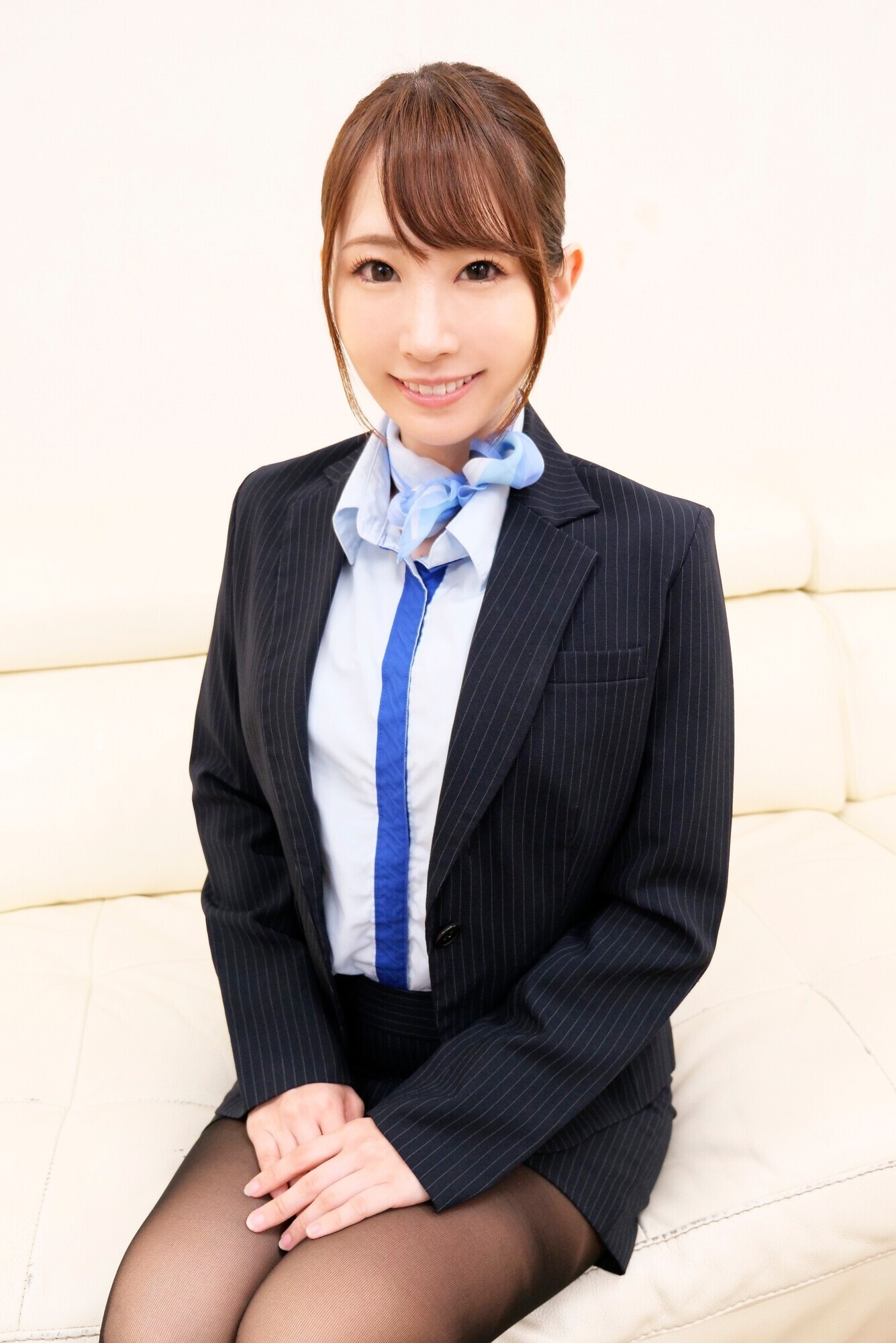 黒パンスト美脚CA限定！固定型リモコンローターONのまま黒パンスト足コキでイカせ対決 自分より先にイカせられたら高額賞金ゲット！失敗したら絶倫巨根と生ハメ中出しの罰ゲームアクシデントが待っている！ 五十嵐清華 画像1