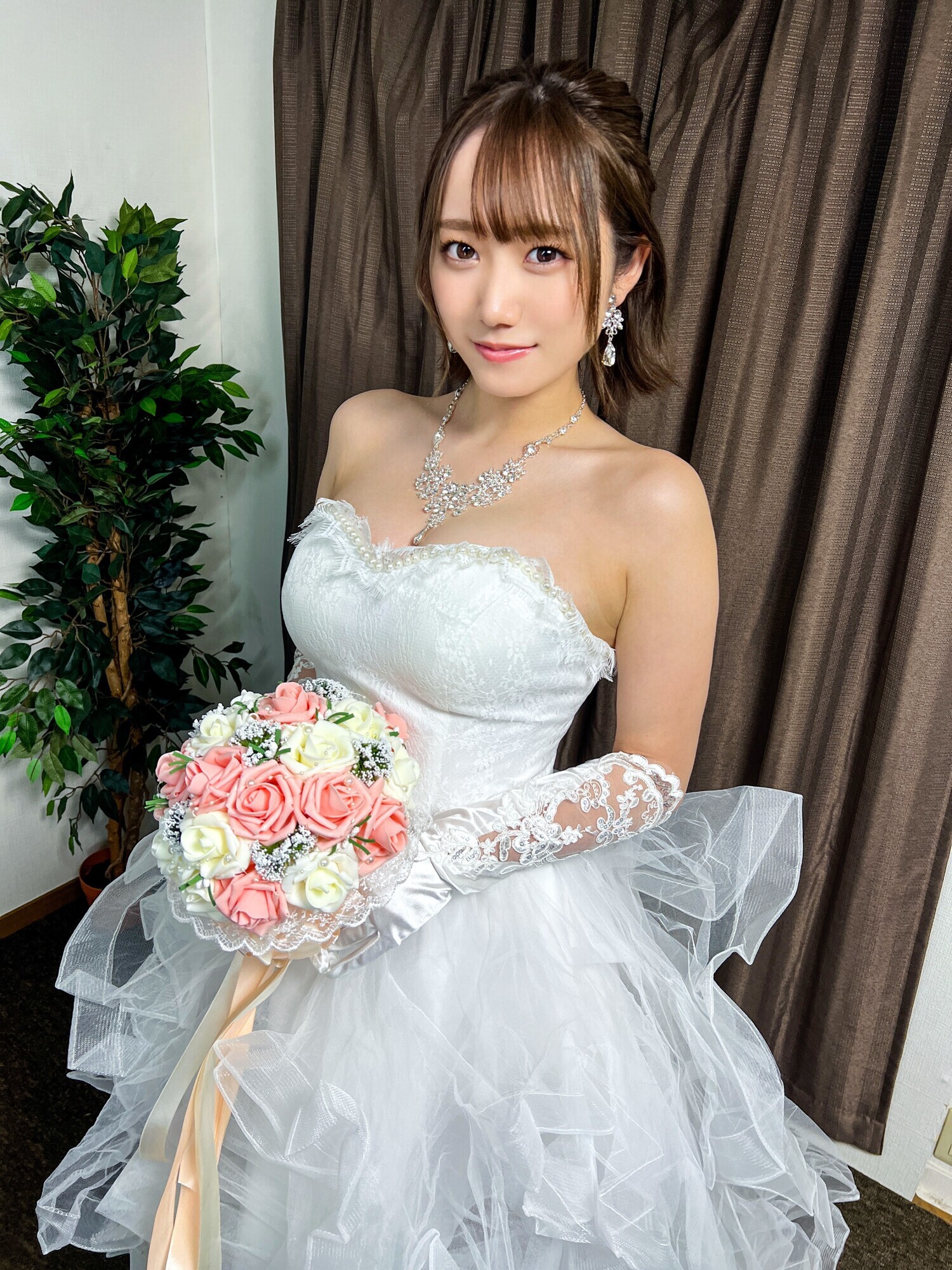 【最初の男VS最後の男】新郎がみたら気絶モノ。花嫁ほのかちゃん（25）結婚前最後の浮気SEX映像。ウェディングドレスで新郎の親友と最後の生中出しSEXに乱れまくるハメ撮り動画