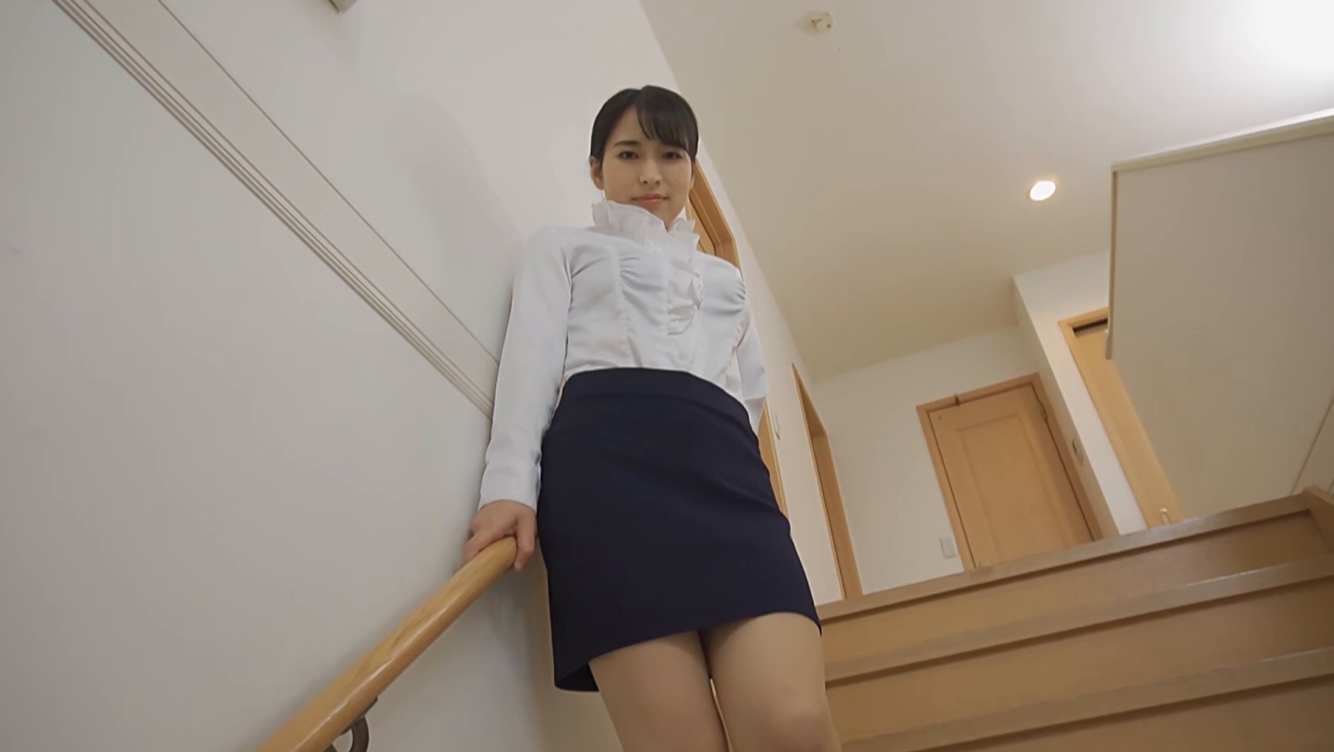 34才美熟女マナー講師が遅咲きの着エロ出演! 椿木英恵 画像9