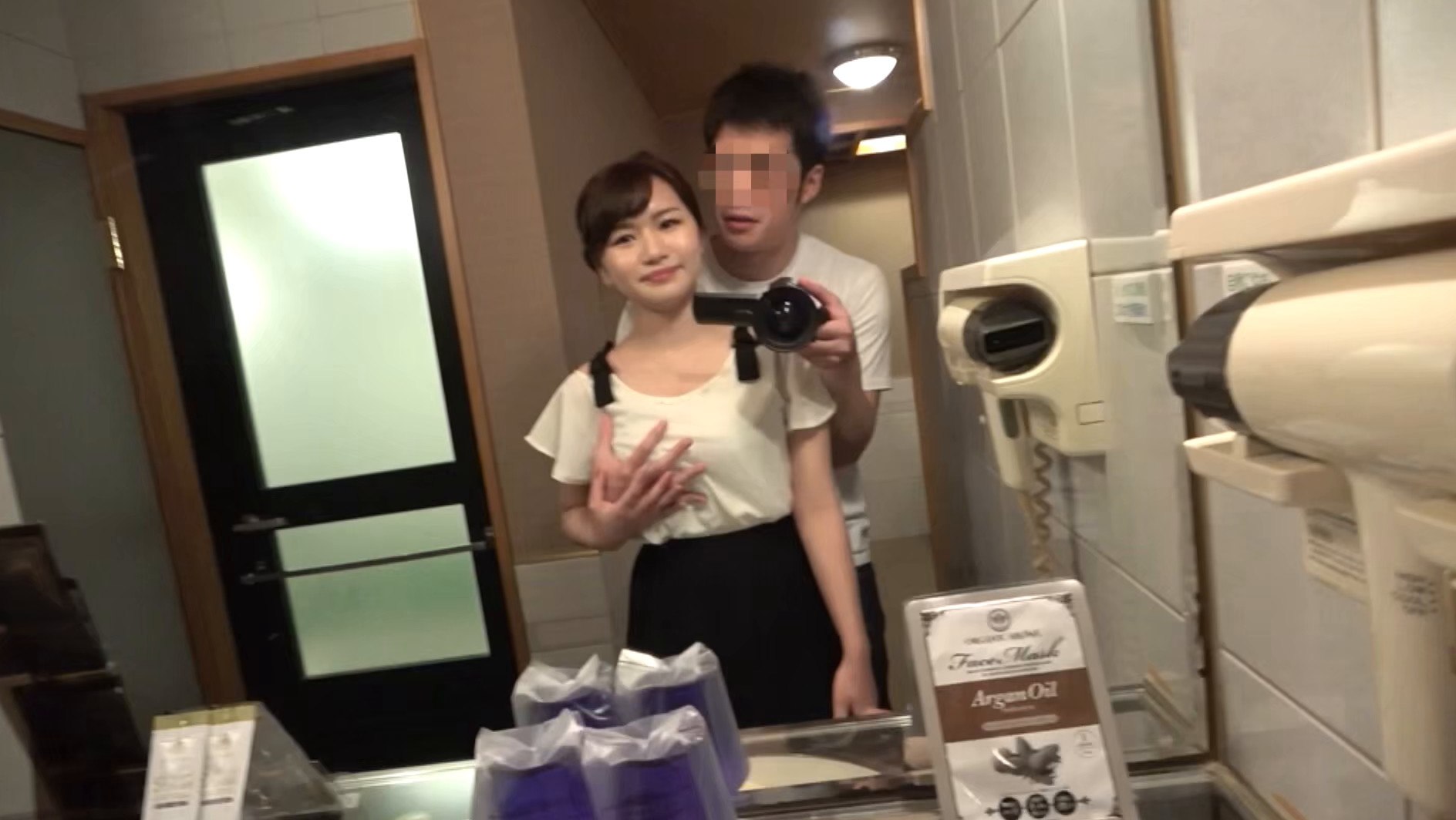 バイト先の店長に寝取られた巨乳美女 画像1