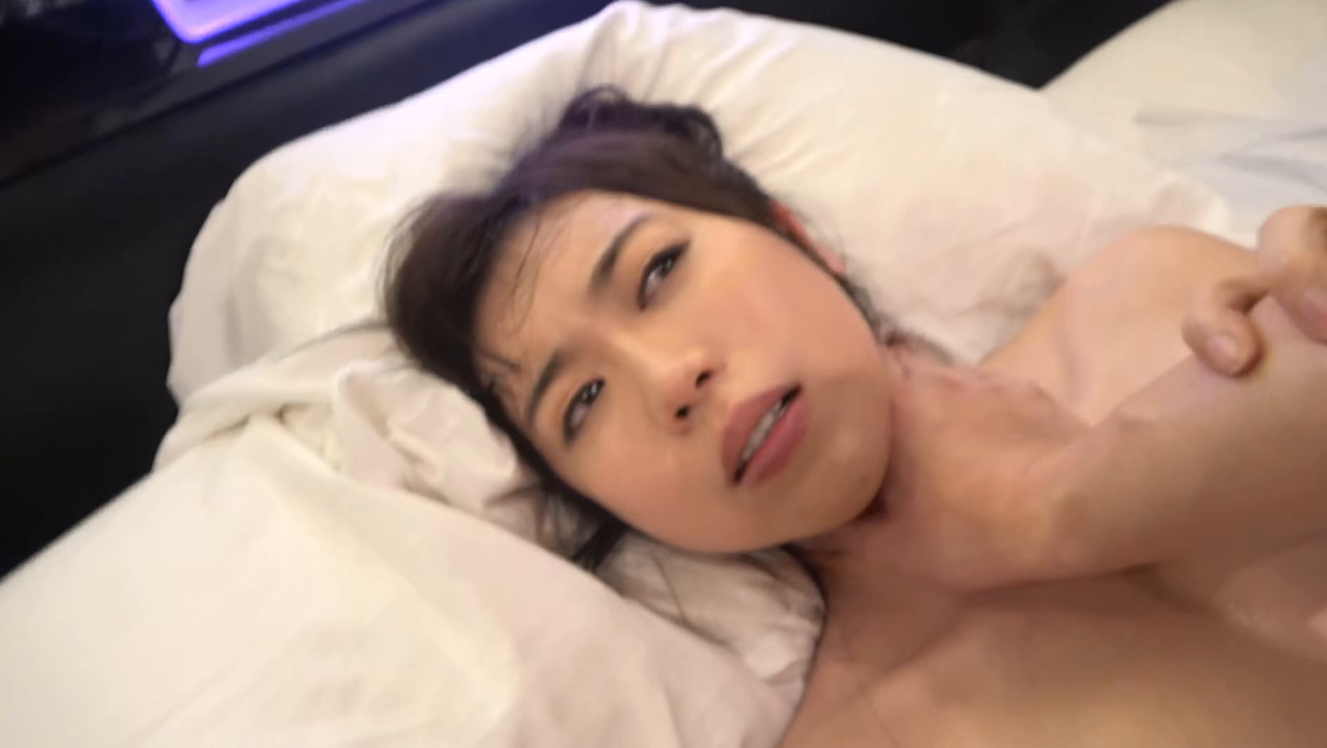 潮をメチャ吹くセフレを彼氏に内緒でハメ撮りしたらホテルの床が水浸し!! 画像19