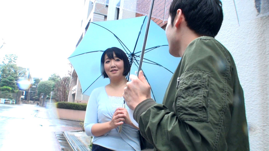 ナンパした奥様にちょっとエッチなモニター調査をお願い!18cmのデカマラをいきなり見せつけ!目の前でイキリ勃つ肉棒にムラムラしちゃってモニター調査を言い訳に不貞挿入!激しいピストンにイクイクが止まらない! 画像1
