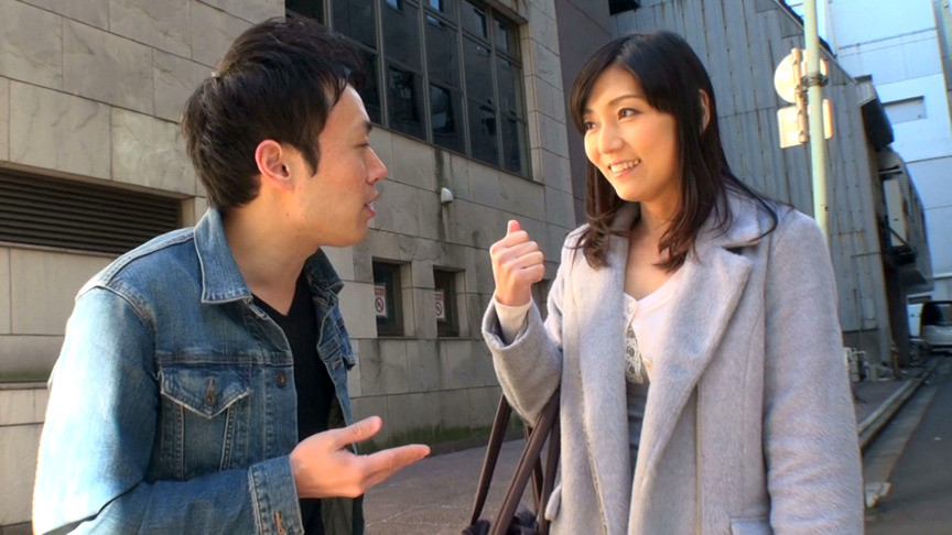 ナンパした奥様にちょっとエッチなモニター調査をお願い!18cmのデカマラをいきなり見せつけ!目の前でイキリ勃つ肉棒にムラムラしちゃってモニター調査を言い訳に不貞挿入!激しいピストンにイクイクが止まらない! 画像6