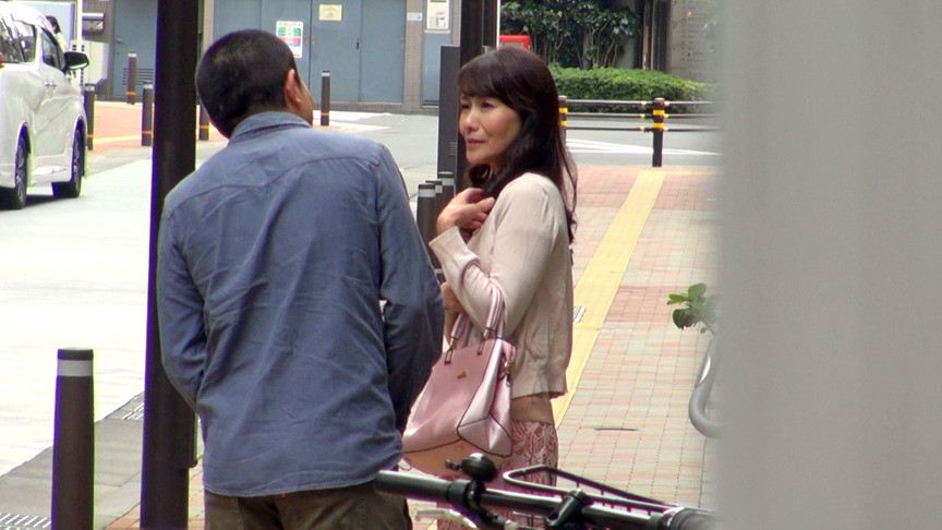 久々のSEXでマ〇コから本気の白濁マン汁が駄々漏れして止まらない欲求不満の美人妻発掘!! 麻里さん 54歳 画像1