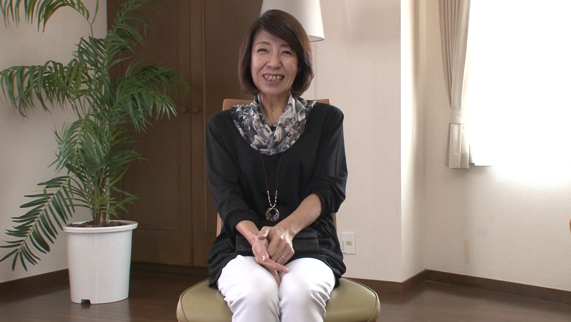 【初脱ぎ】えみこ 53歳・人妻 画像1