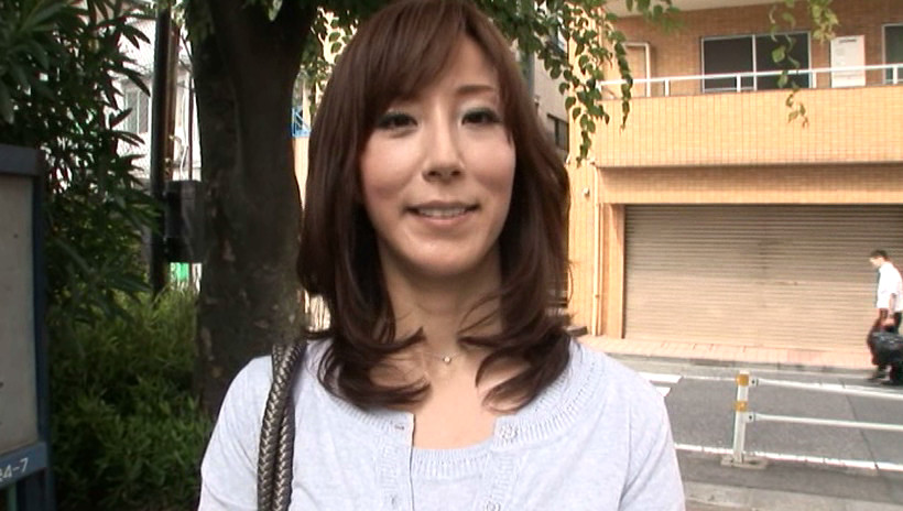 【エロ動画】人気女優・高坂保奈美が、独身男性のお世話します。 イメージ1