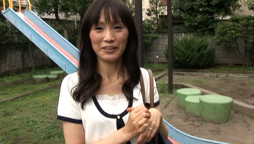 【エロ動画】人妻女優・白川ゆりが、独身男性のお世話します。 イメージ1